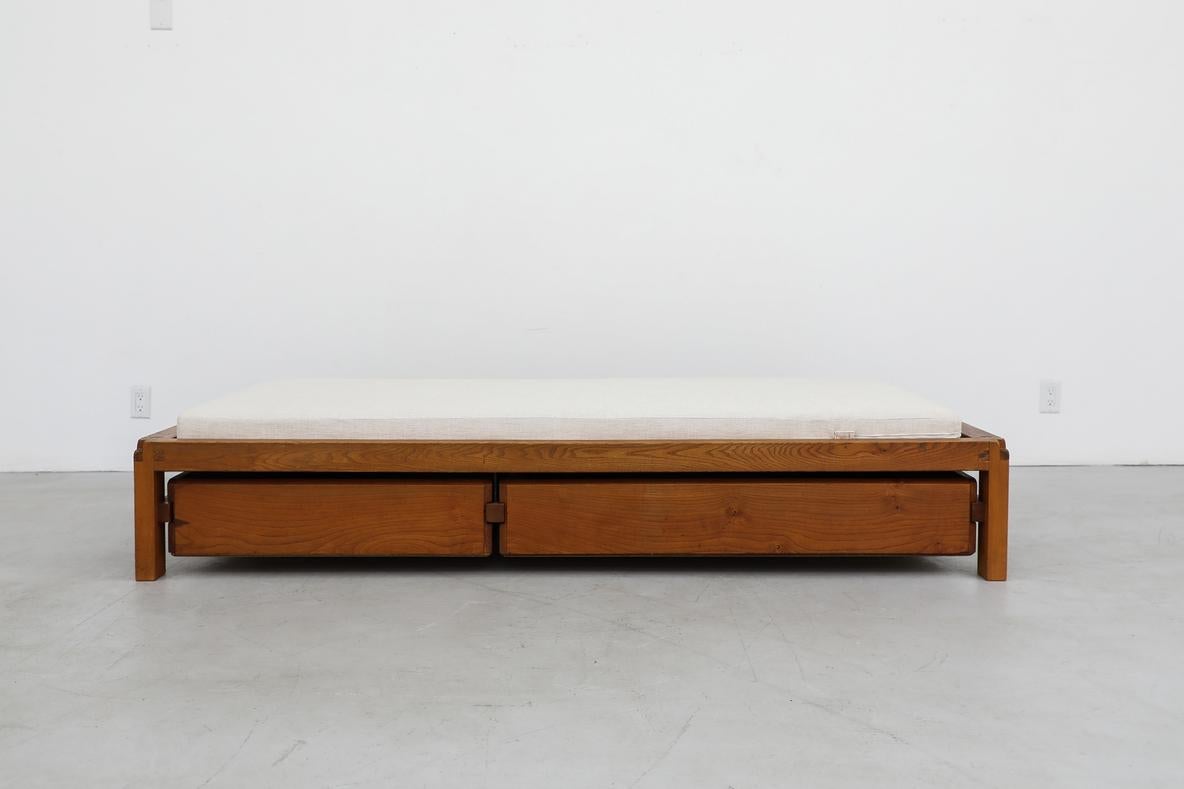 Mid-Century moderno Letto da giorno Pierre Chapo 'L03' in olmo massiccio degli anni '60 con materasso imbottito di recente in vendita