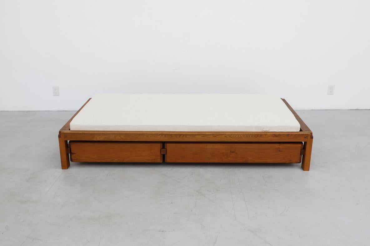 Francese Letto da giorno Pierre Chapo 'L03' in olmo massiccio degli anni '60 con materasso imbottito di recente in vendita