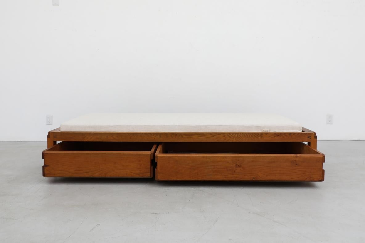 Letto da giorno Pierre Chapo 'L03' in olmo massiccio degli anni '60 con materasso imbottito di recente In condizioni buone in vendita a Los Angeles, CA