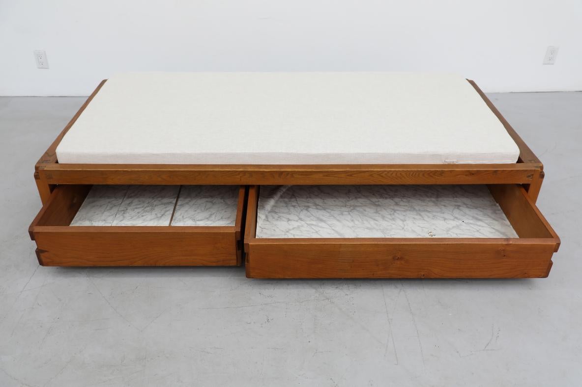 XX secolo Letto da giorno Pierre Chapo 'L03' in olmo massiccio degli anni '60 con materasso imbottito di recente in vendita