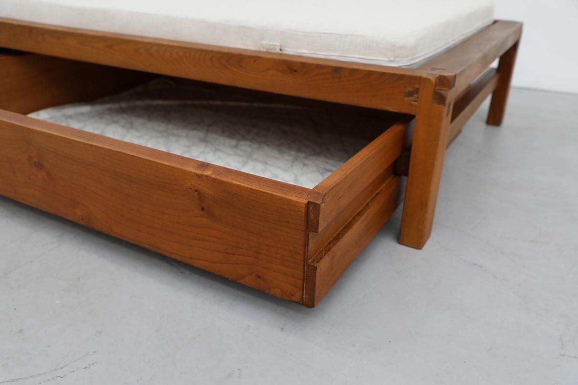 Tappezzeria Letto da giorno Pierre Chapo 'L03' in olmo massiccio degli anni '60 con materasso imbottito di recente in vendita