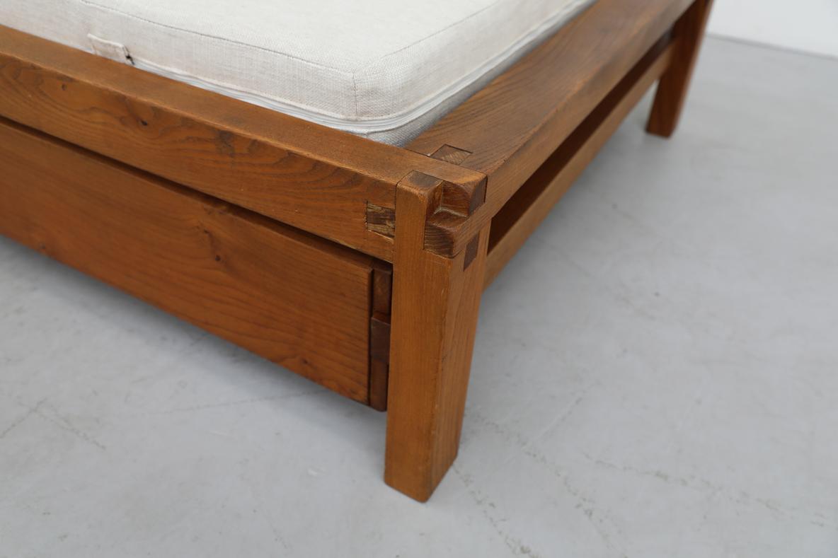 Letto da giorno Pierre Chapo 'L03' in olmo massiccio degli anni '60 con materasso imbottito di recente in vendita 1