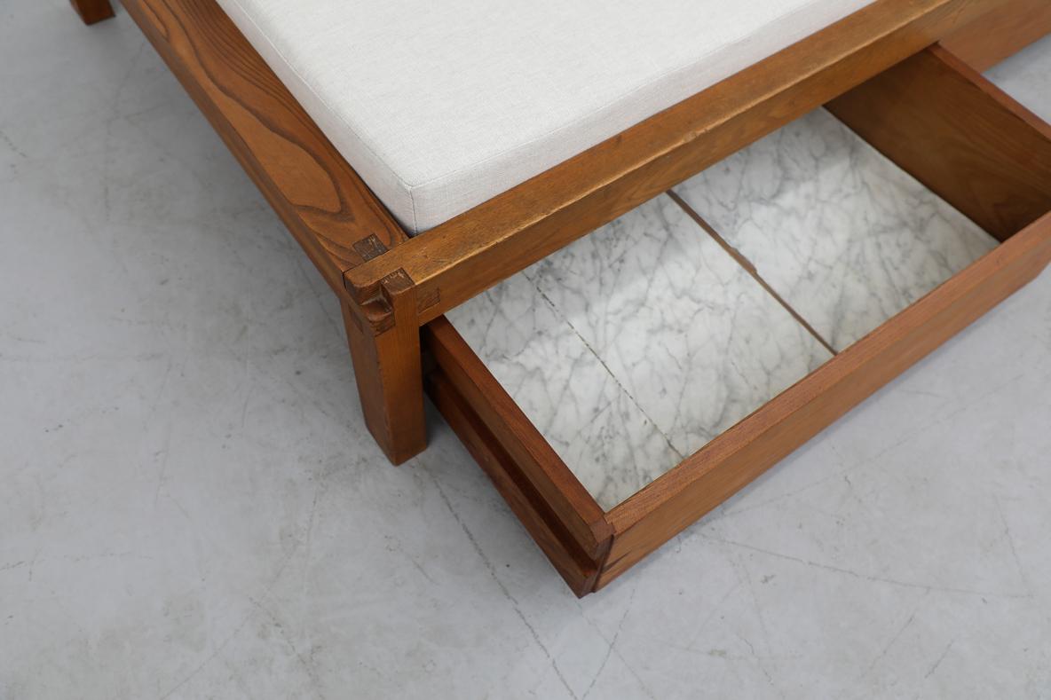 Letto da giorno Pierre Chapo 'L03' in olmo massiccio degli anni '60 con materasso imbottito di recente in vendita 2