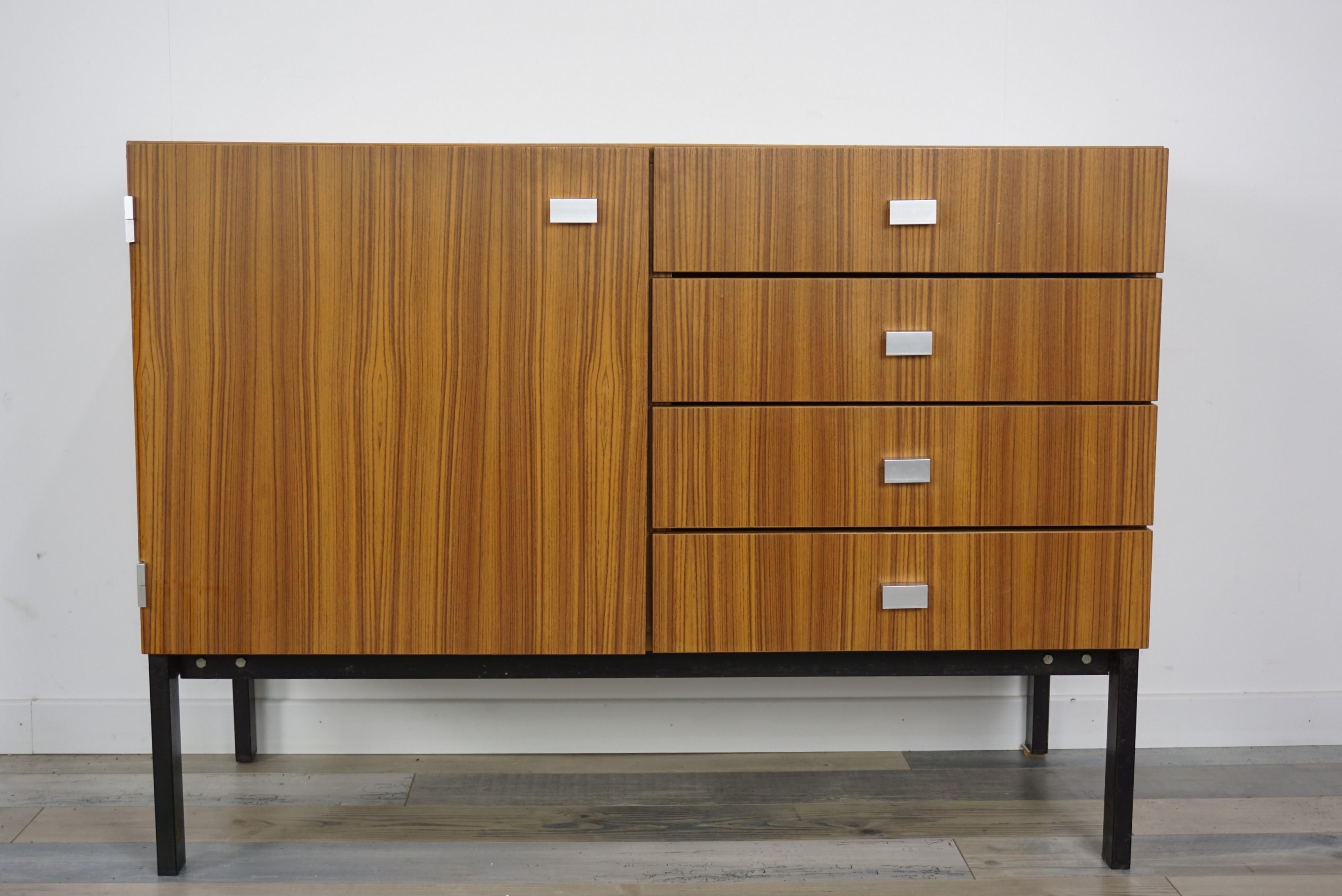 Very nice modernist storage cabinet of the designer Pierre Guariche for the Meurop Editions, circa 1960-1970 in excellent condition! A perfect proportion, ideal for a room, an entrance or a living room. An exceptional piece.