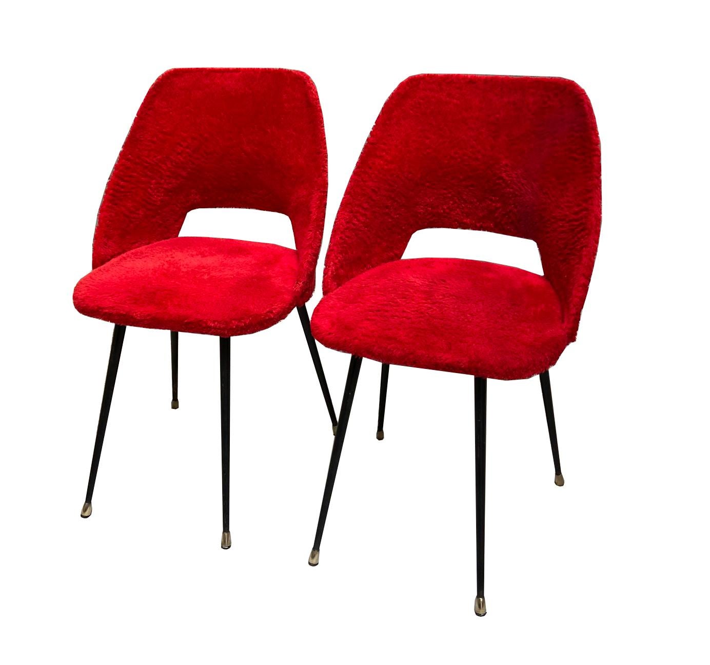 Pair of French chairs with black painted metal structure, brass ends and original upholstery in red fabric fur.
Design in the manner of Pierre Guariche.