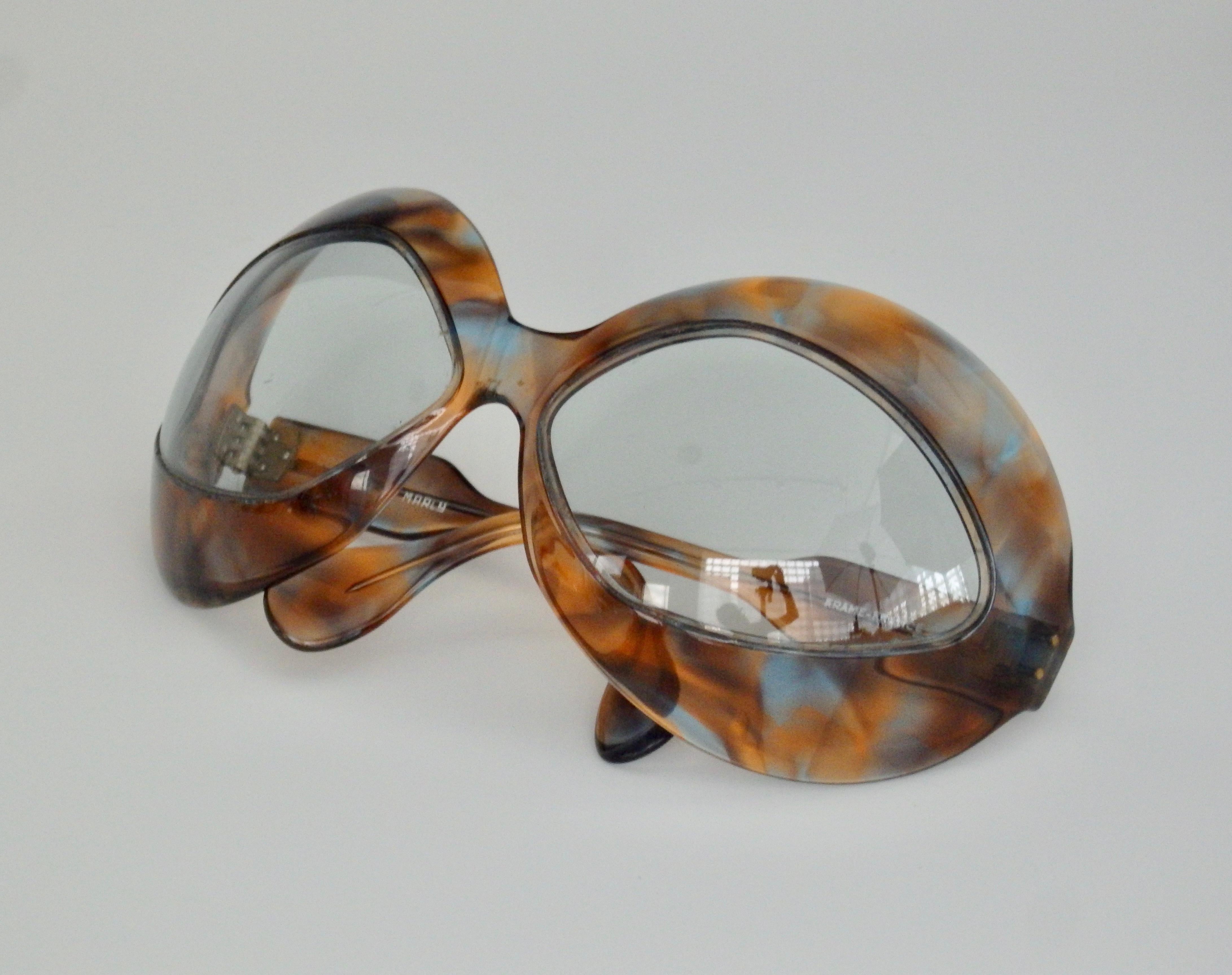 Pierre Marly cocktail sunglasses with a futuristic, avant-garde, oversized tortoiseshell frame. Made In France.
Measures: Hinge to hinge 5.25