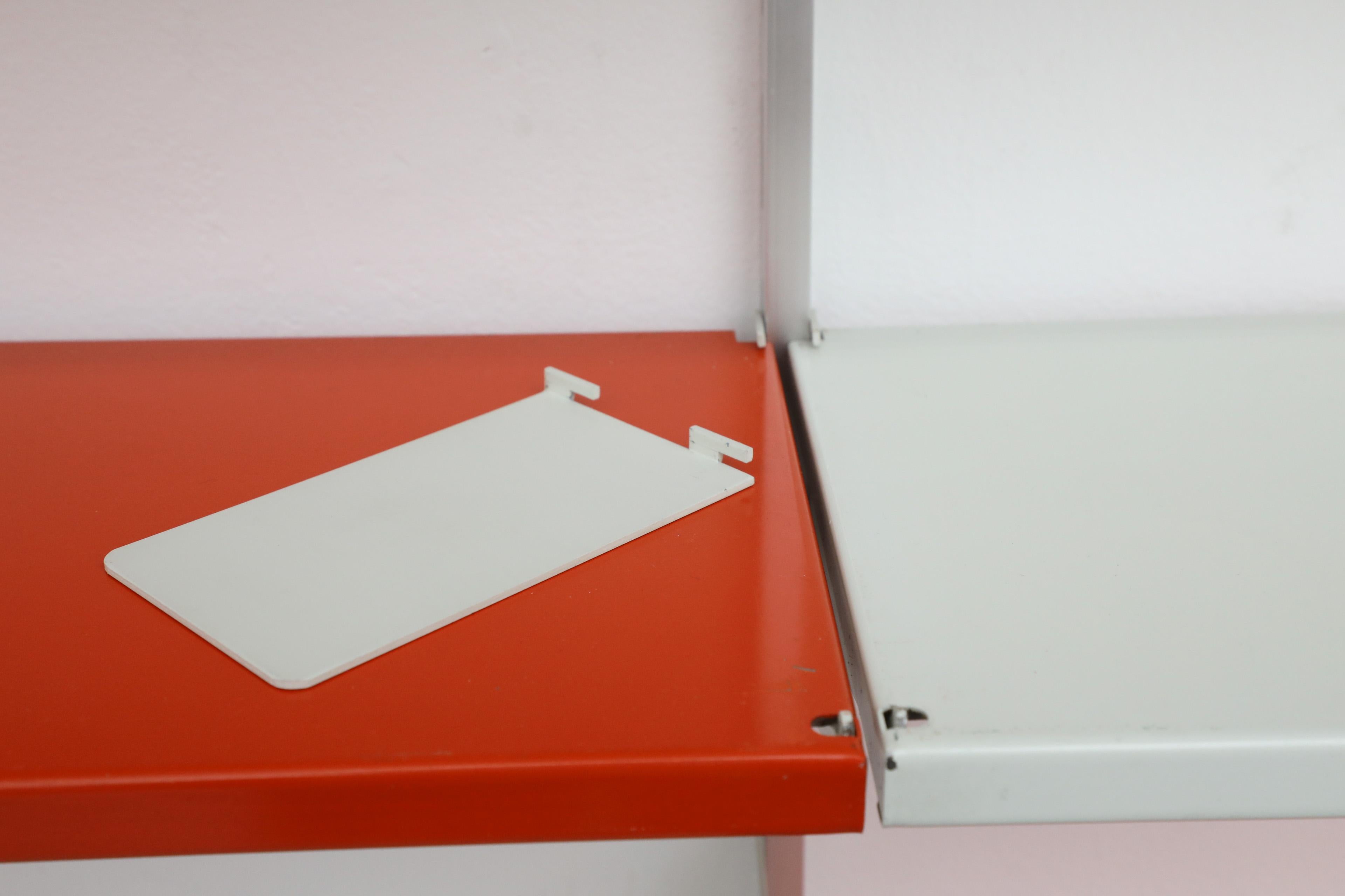 Scrivania a muro a due sezioni con cassetti e ripiani di Pilastro 1960, multicolore in vendita 5
