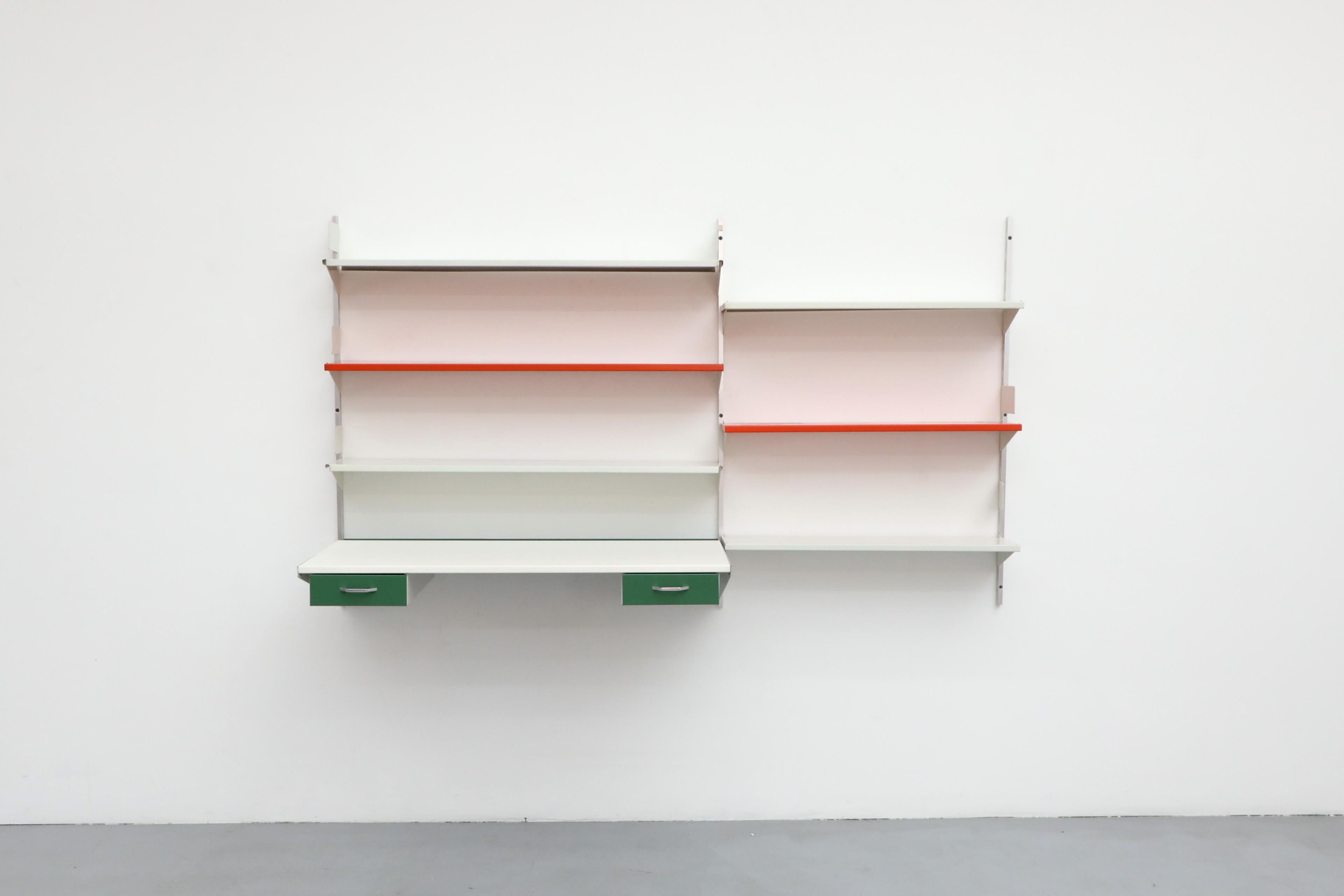 Scrivania a muro Pilastro multicolore degli anni '60 con doppi cassetti e ripiani regolabili. Un'energica scrivania in stile industriale con ripiani smaltati in bianco e arancione, piano della scrivania smaltato in bianco e due cassetti estraibili