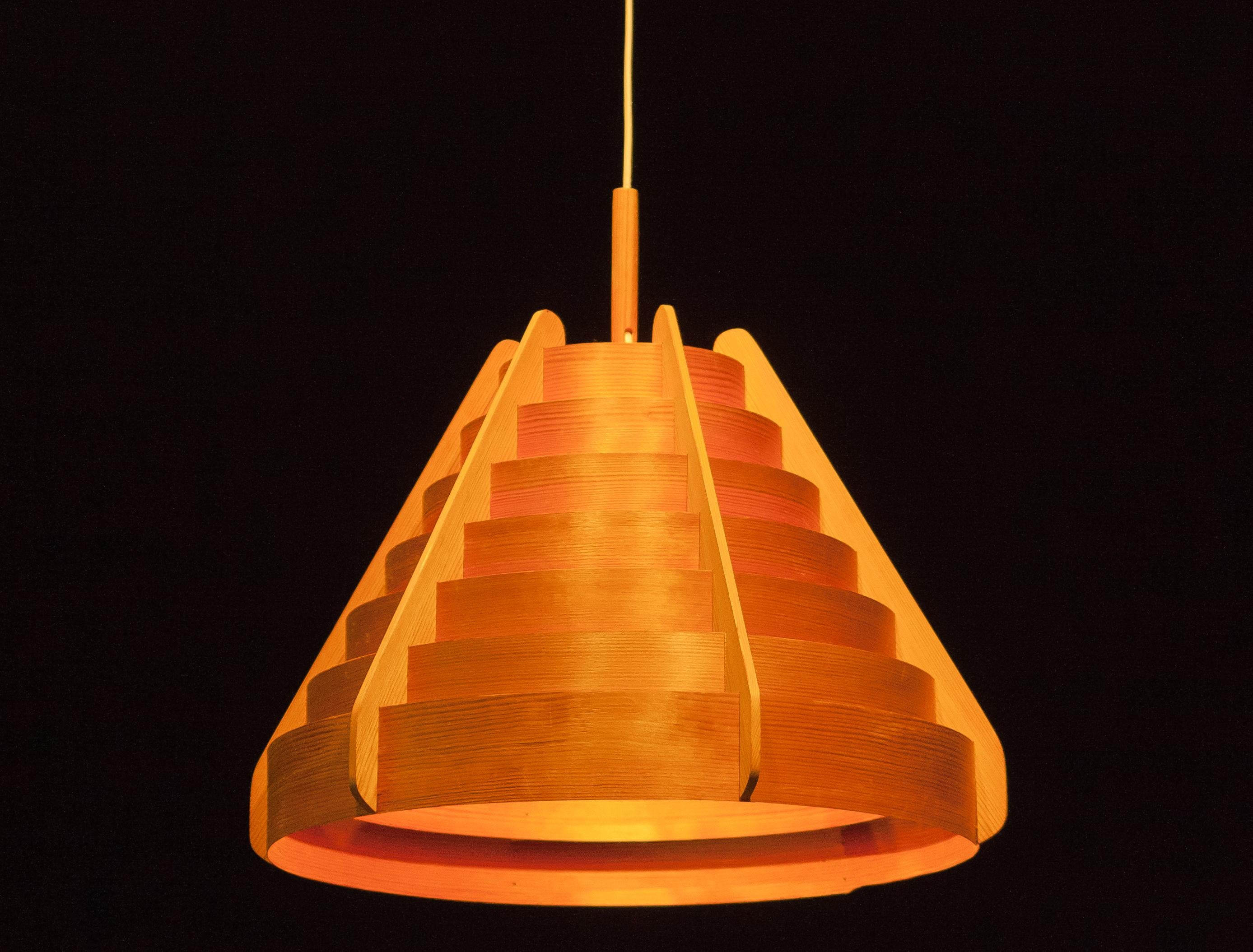 Beautiful pendant by Hans-Agne Jakobsson for Ellysett, Sweden.
This lamp is made of bent pinewood lames.
It is in very good condition. It has some repairs,
circa 1960s.
Dimensions: H 50 cm, ø 52 cm.
 