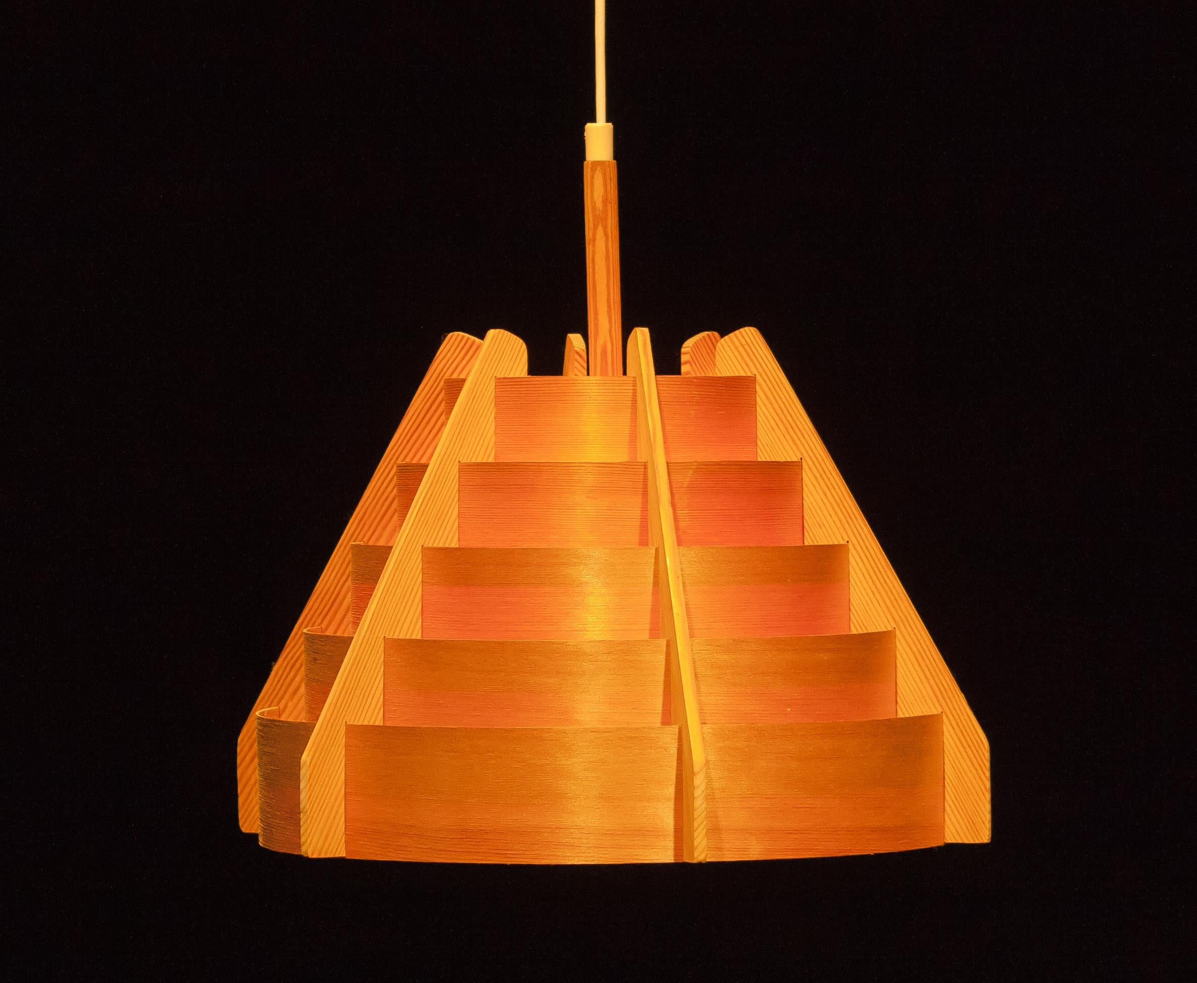 Beautiful pendant by Hans-Agne Jakobsson for Ellysett Sweden.
This lamp is made of bent pinewood lamels.
It is in very good condition,
Period 1960s.
Dimensions: H 40 cm, ø 43 cm.
 