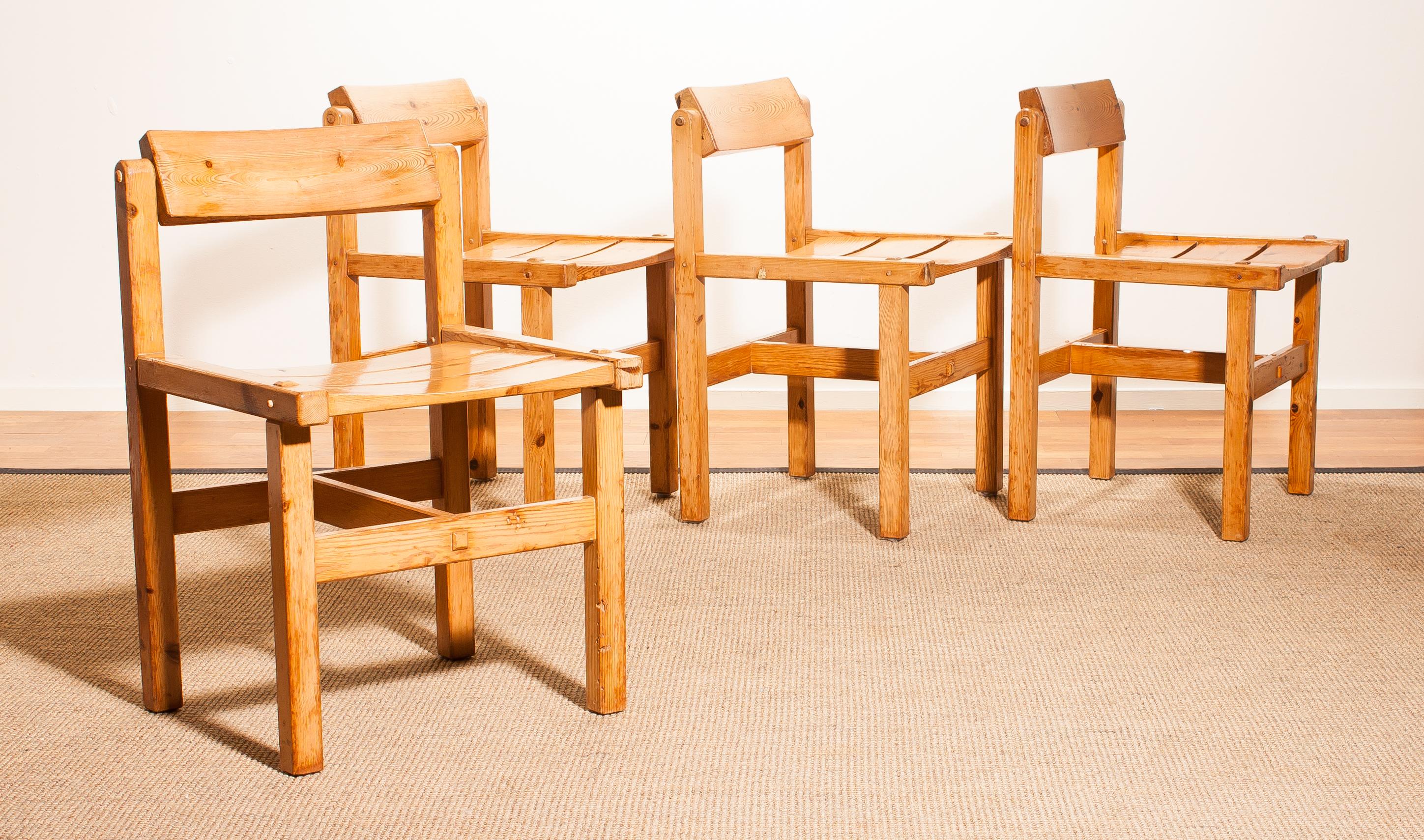 Very nice set of four chairs designed by Edvin Helseth.
These chairs are made of pine and they have turn able backrests.
They are in a beautiful used condition.
Period 1960s.
Dimensions: H 74 cm, W 47 cm, D 41 cm, SH 47 cm.
