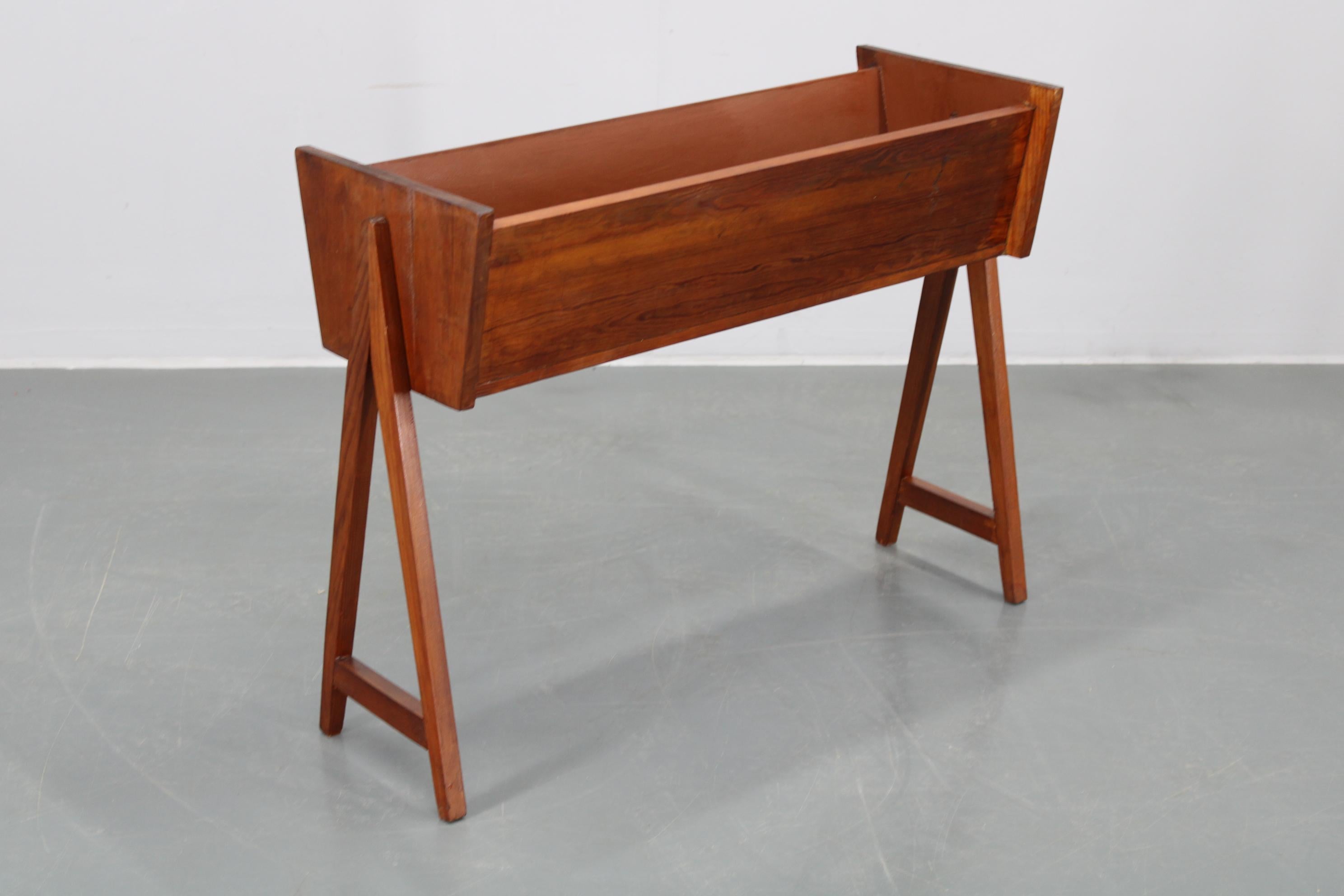- Rénové avec soin 
- Signes mineurs d'utilisation  
- à l'intérieur  15 x 68 x 14 cm