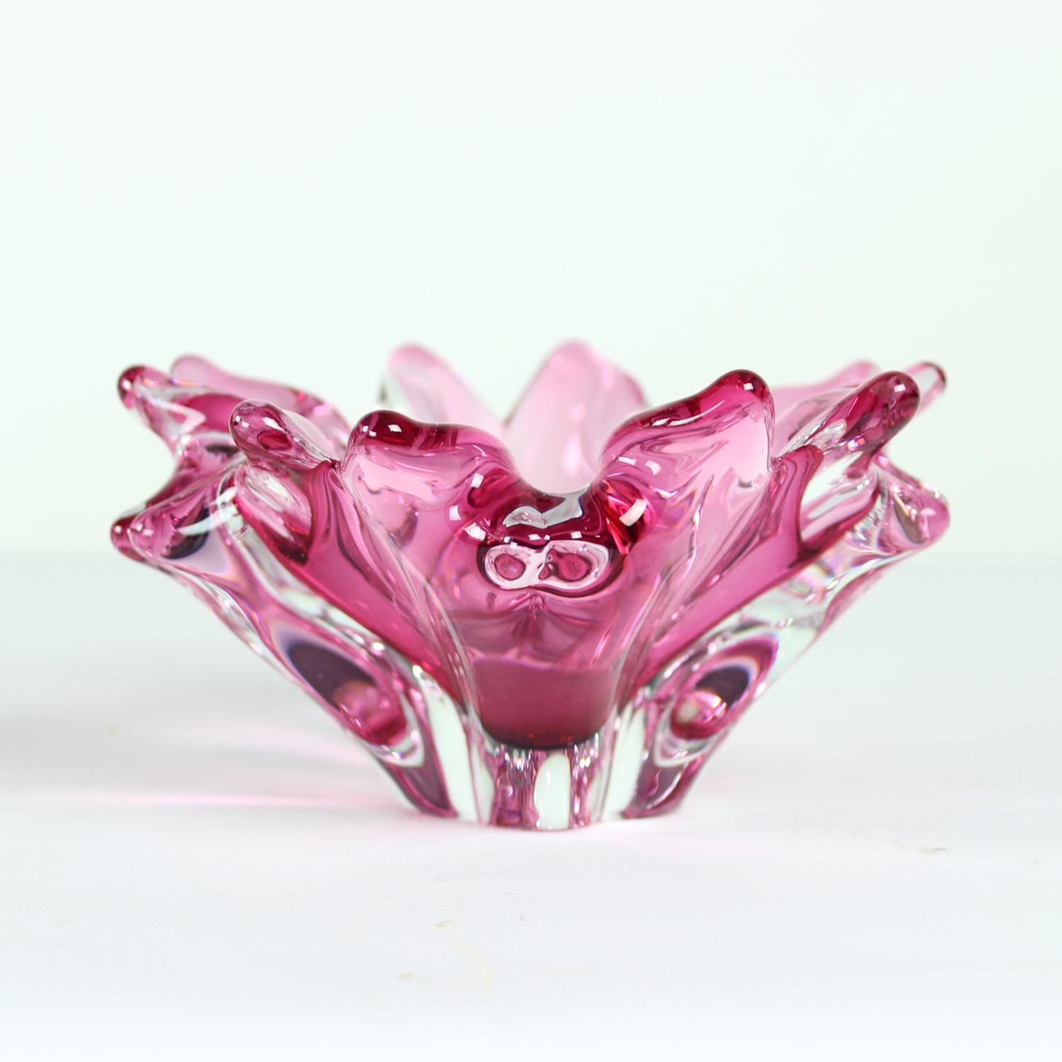 1960er Jahre Rosa Kunstglasschale, Frantisek Zemek Tschechoslowakei (Mitte des 20. Jahrhunderts) im Angebot