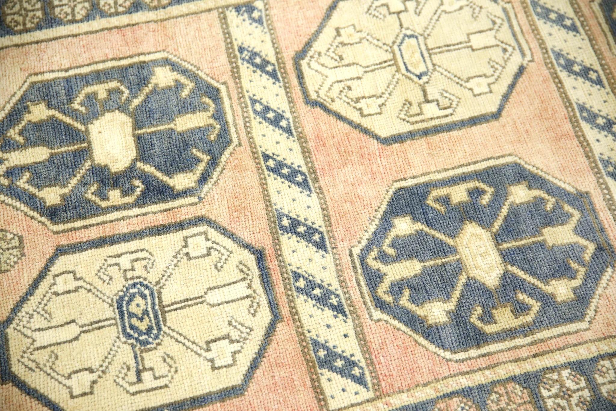 Ti presentiamo un tappeto vintage in lana annodato a mano, realizzato con cura da abili artigiani con tecniche tradizionali tramandate da generazioni. Questo splendido tappeto vanta una straordinaria gamma di tinture naturali, che danno vita a una