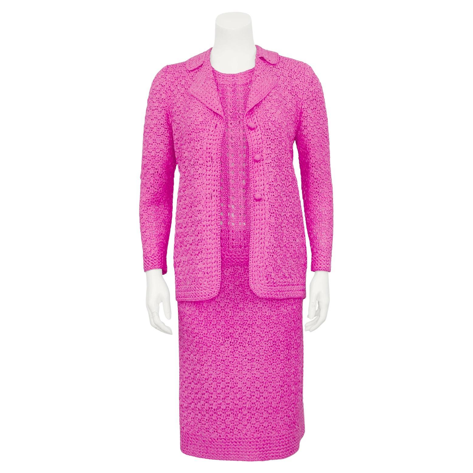 Tailleur jupe 3 pièces en crochet rose des années 1960
