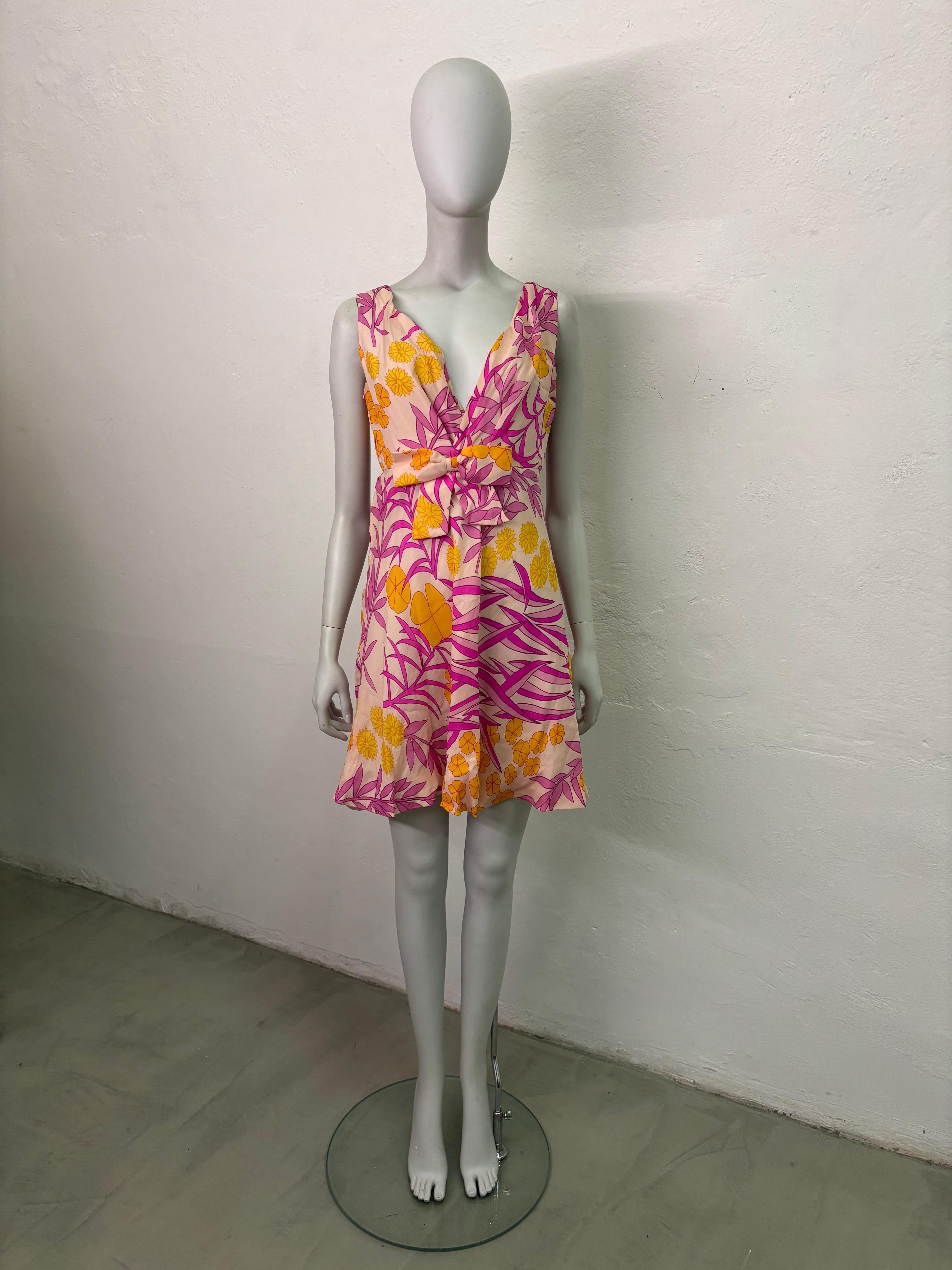 Italian vintage tailor-made floral print dress from the 1960's

Vintage 1960's midi dress
Pink, fuchsia and yellow floral print
Low cut
Size label missing, fits S/M

Measurements:
Total length: 84 cm - Bust: 44 cm - Waist: 34 cm - Hips: 46 cm