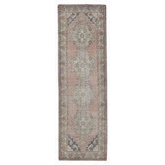 Tapis de couloir turc vintage rose et gris des années 1960, 3'1" x 9'10"