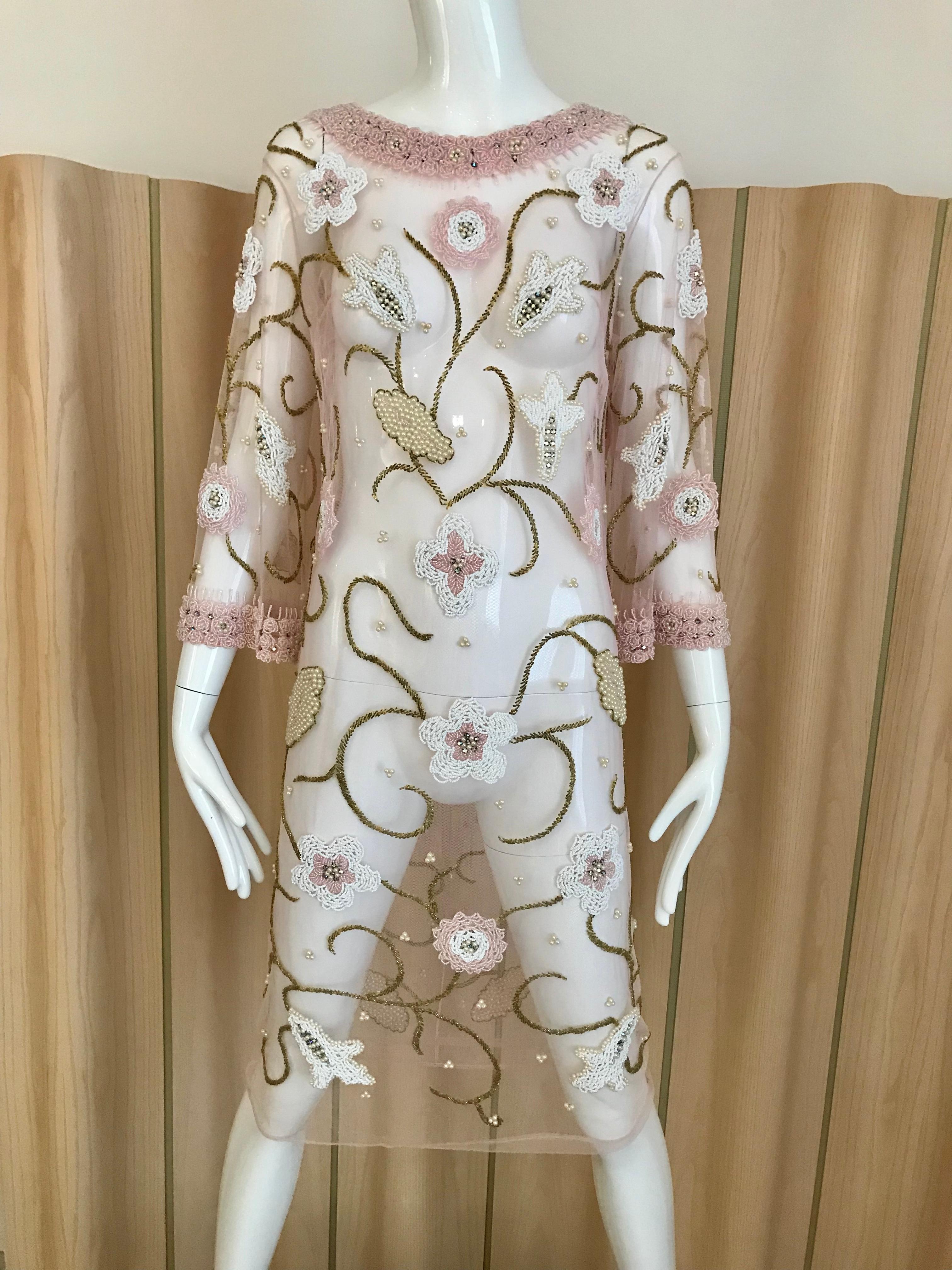 Beige Robe de cocktail tunique en maille rose perlée des années 1960 en vente