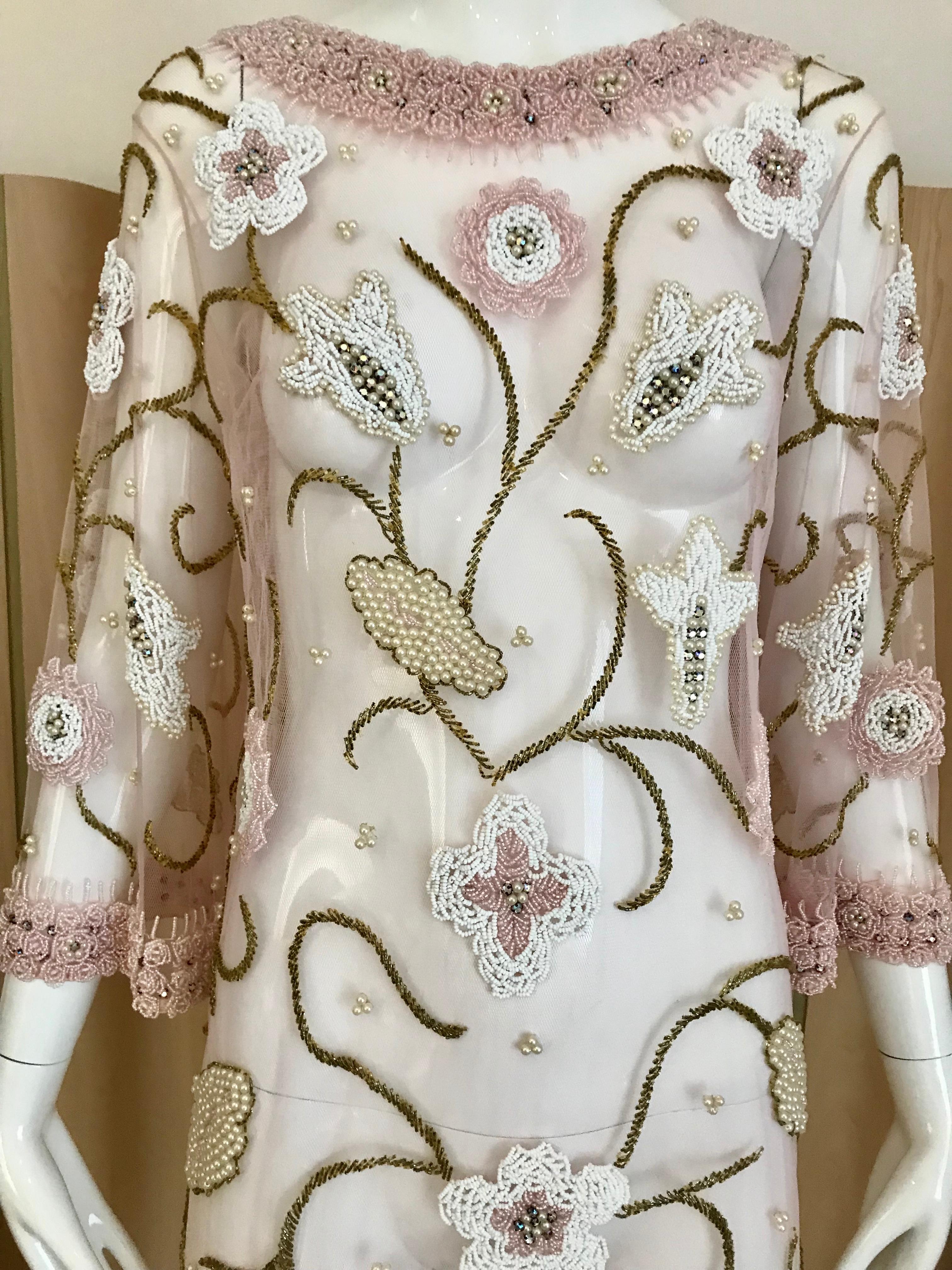 Robe de cocktail tunique en maille rose perlée des années 1960 Excellent état - En vente à Beverly Hills, CA