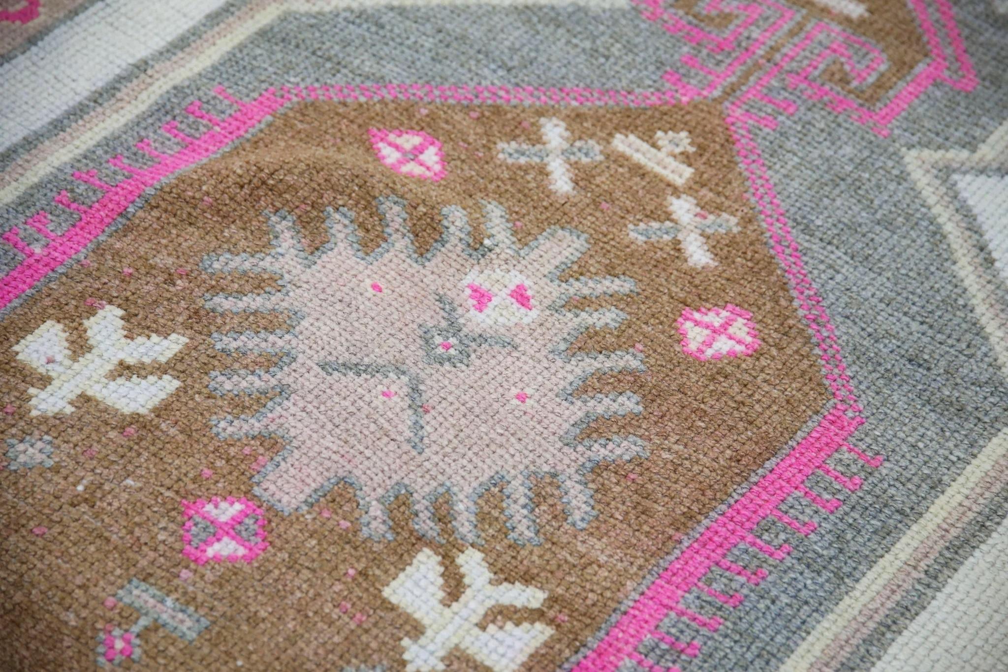 Te presentamos una alfombra turca vintage de lana anudada a mano, única en su especie, cuidadosamente elaborada por hábiles artesanos mediante técnicas tradicionales transmitidas de generación en generación. Esta exquisita alfombra cuenta con una