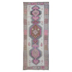 Tapis de couloir turc vintage multicolore rose des années 1960, 4'3" x 11'3"