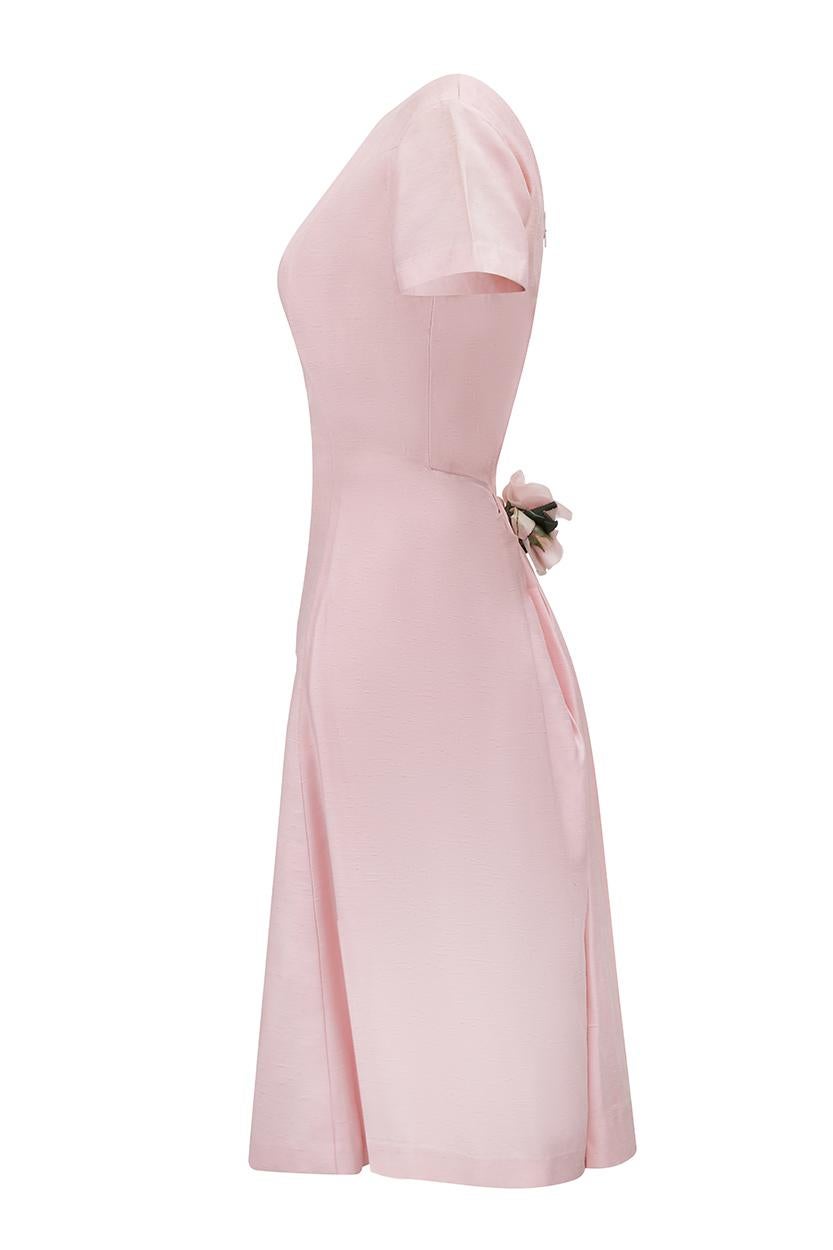Beige Robe formelle rose princesse coupée en couture (années 1960) en vente