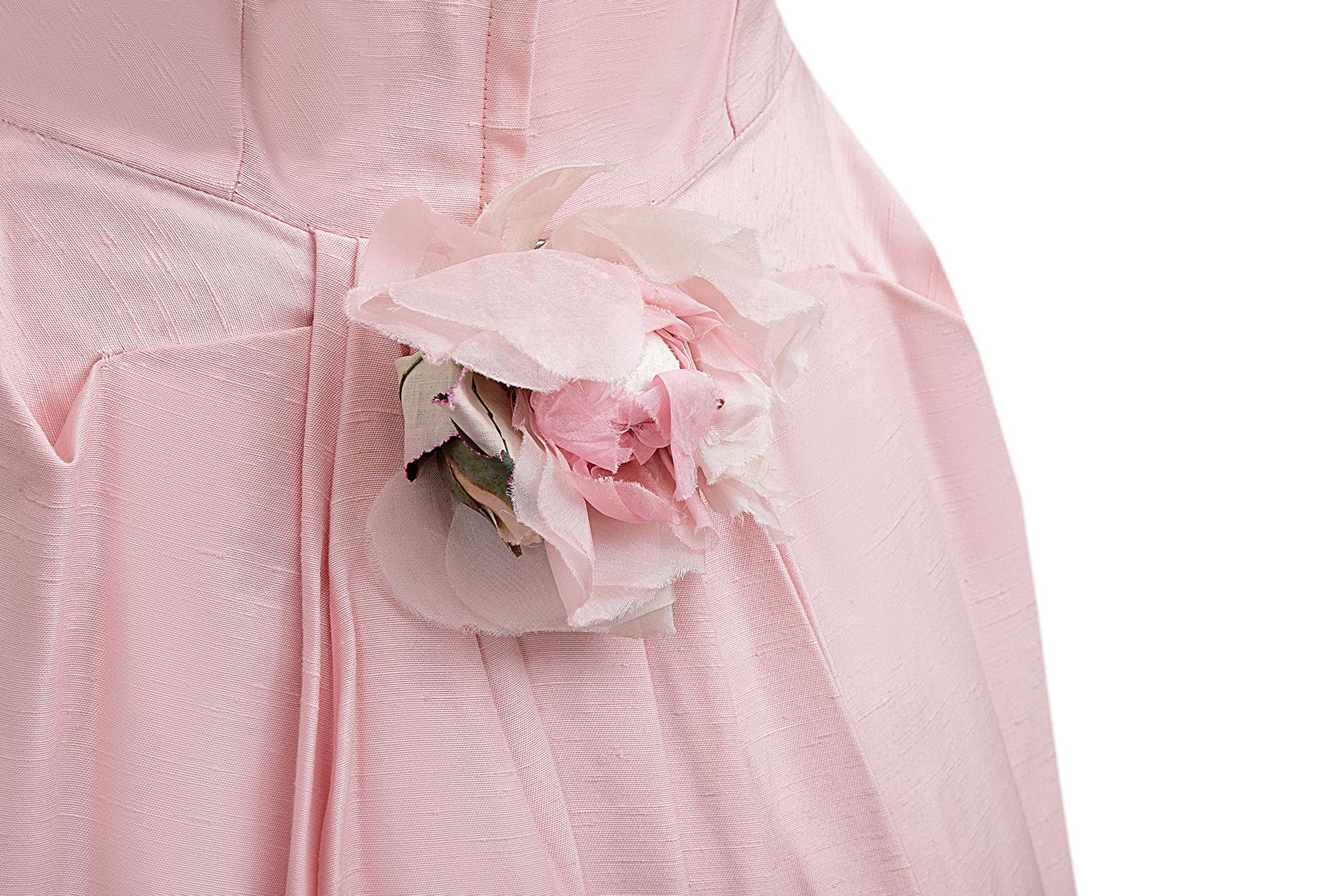 Robe formelle rose princesse coupée en couture (années 1960) Excellent état - En vente à London, GB