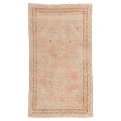 Tapis turc Oushak rose des années 1960 avec style moderne