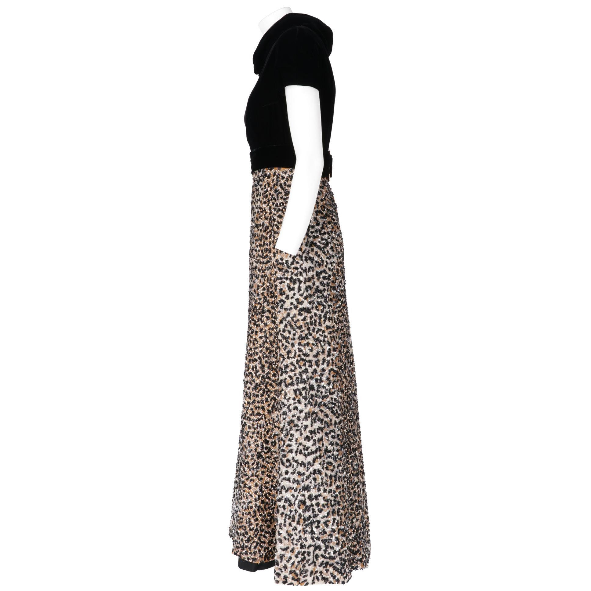 Pirovano long dress with silk fabric skirt with leopard print and black and white sequins applications and black velvet top, teardrop neck and back closure with zip and belt with golden metal buckle. Lined interior.

The product has the defective
