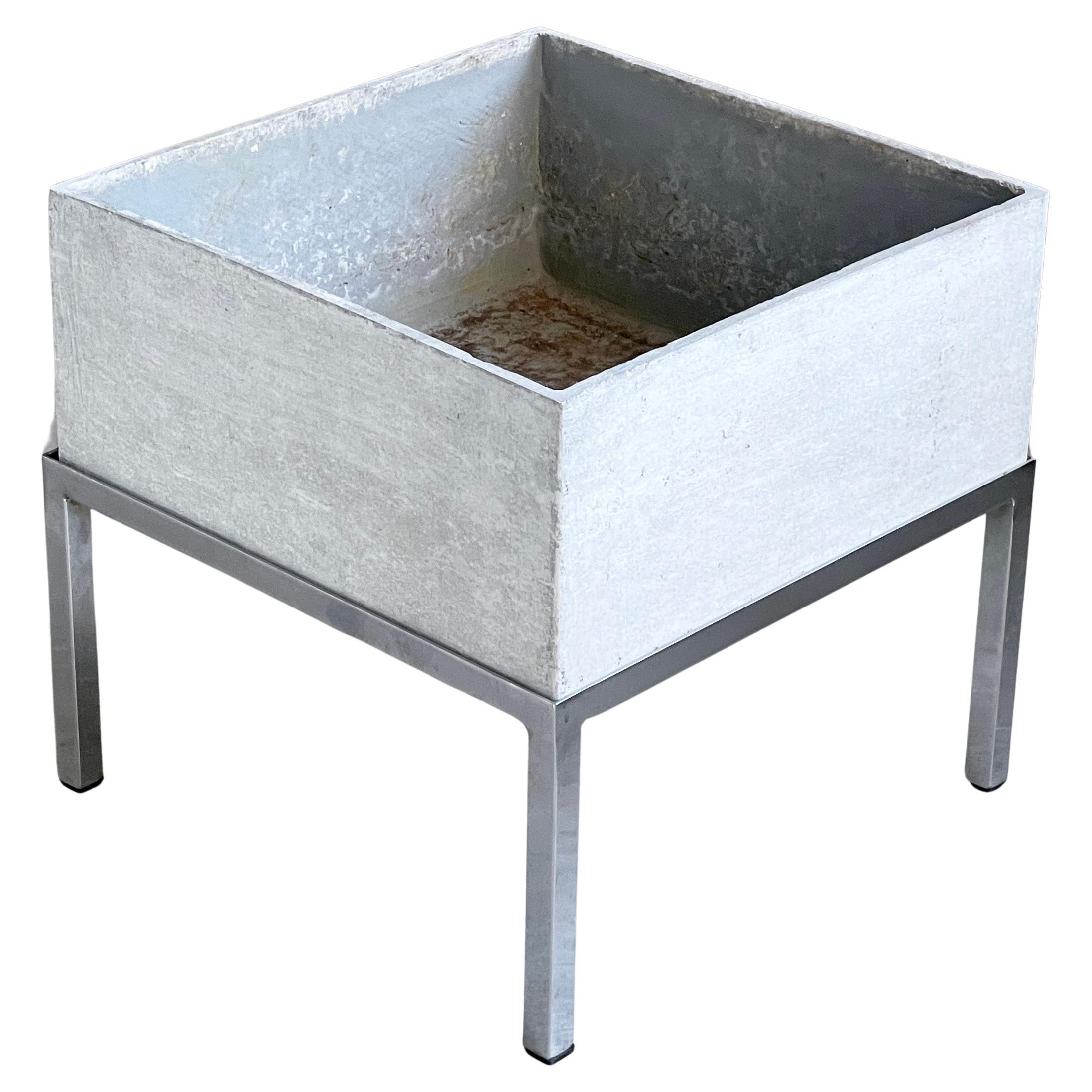 Schweizer Minimalistischer Beton-Pflanzkübel aus den 1950er Jahren. Hergestellt von Eternit AG, Schweiz ca. 1950 - 1960. Quadratischer Pflanzkübel aus massivem Beton auf einem eleganten verchromten Stahlsockel. 
In schönem Originalzustand mit nur