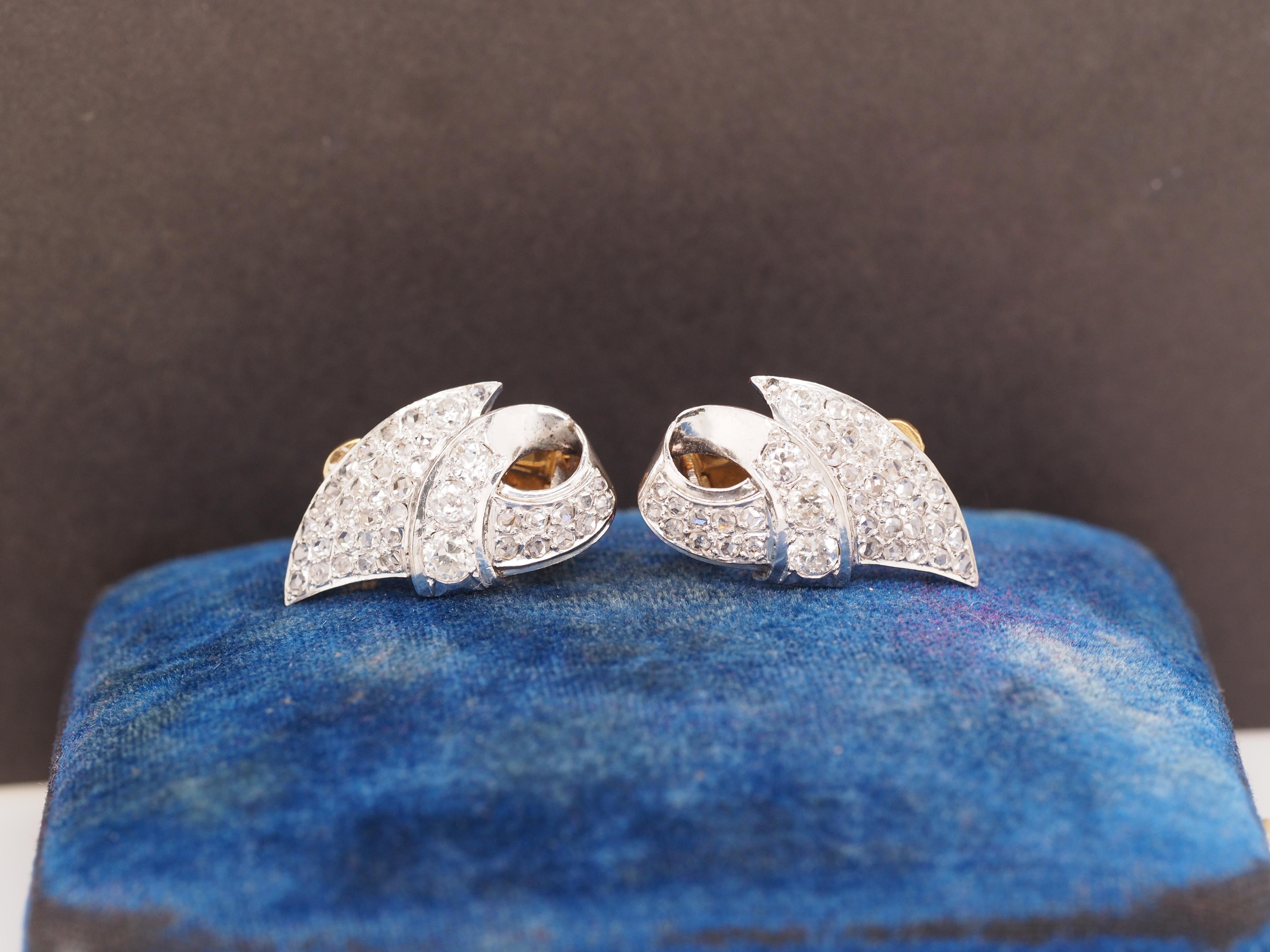 Détails de l'article :
Type de métal : Platine et or jaune 18 carats [poinçonné et testé].
Poids : 11.0 gramme
Détails du diamant :
Poids : 1.10ct, poids total
Coupe : Transitional Cut et Rose Cut
Couleur : H-I
Clarté : SI/I1

Mesures : 1 pouce de