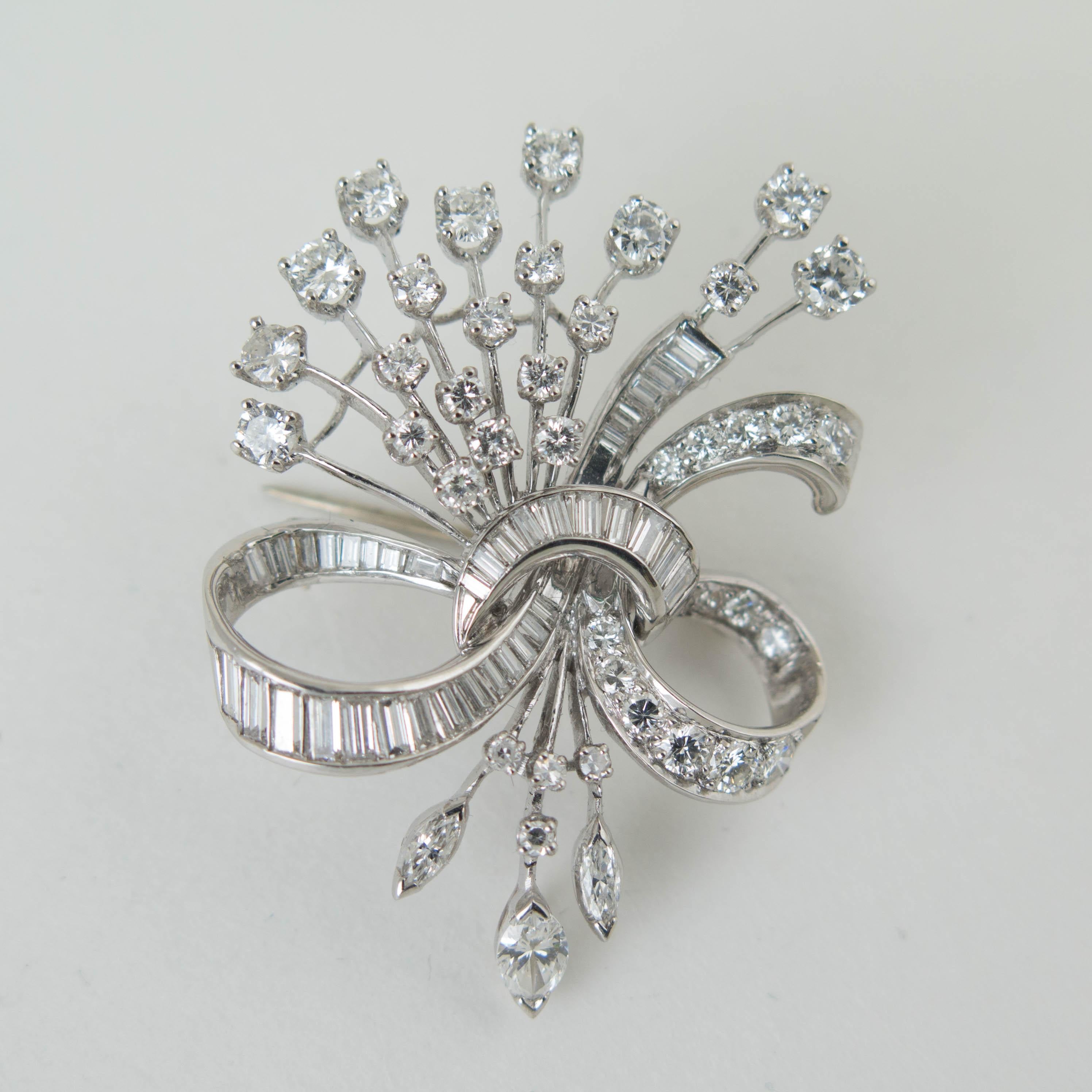 Platin- und Diamant-Spritzbrosche-Anhänger aus den 1960er Jahren im Zustand „Gut“ in Austin, TX
