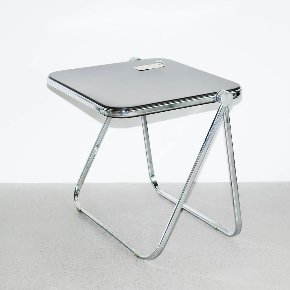 NAME : Platone Desk für Castelli
DESIGNER : Giancarlo Piretti
HERSTELLUNGSDATUM : 60er Jahre
MATERIAL : Stahl, Kunststoff
ZUSTAND : altersgemäß, Kratzer (siehe Foto)
Größe: 82cm(B) x 64.5cm(T) x 69cm(H)

Klassisches Design, in BLACK