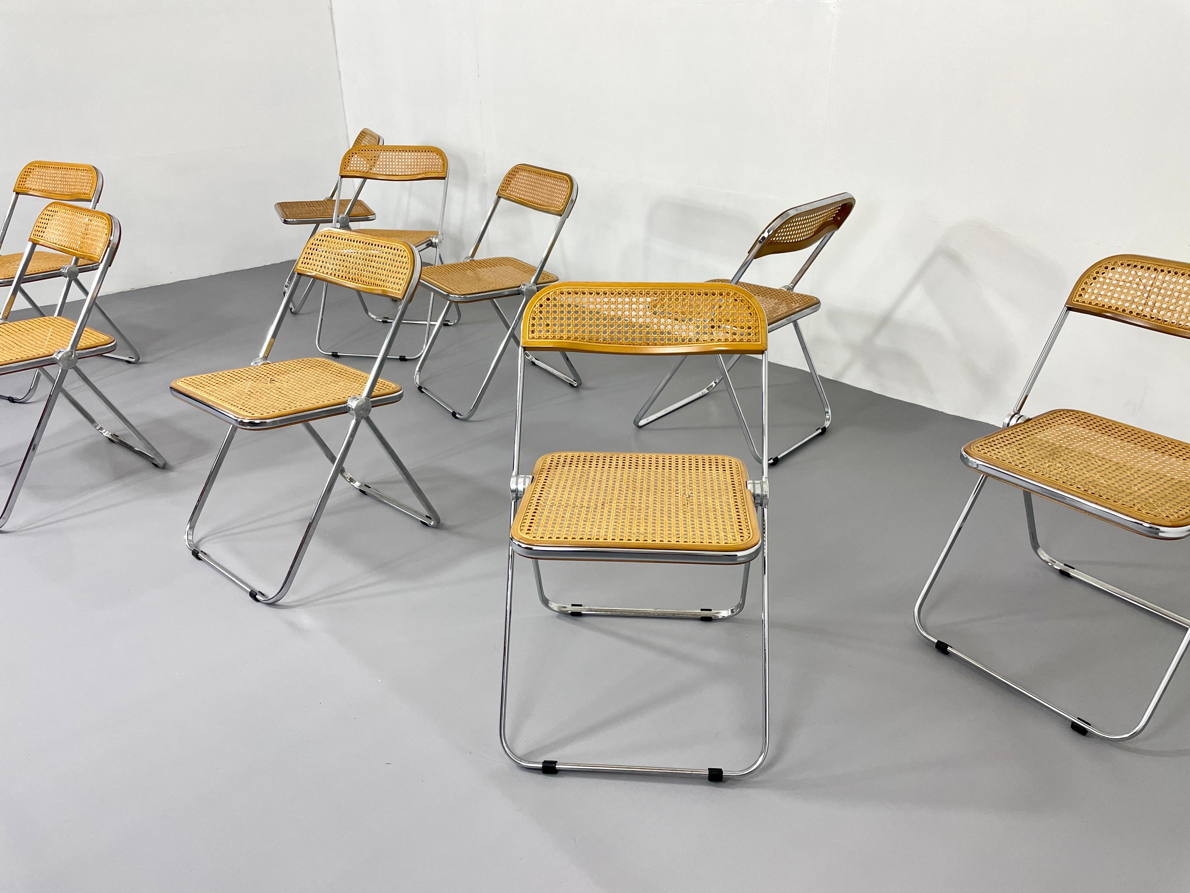 Rare chaise pliante Plia originale des années 1960 avec cannage viennois. 

Design Giancarlo Piretti pour Castelli 1967. 

Fabriquées en Italie. Très bon état et entièrement fonctionnel. Toutes les chaises ont un nouveau cordon d'assise. 
Absolument
