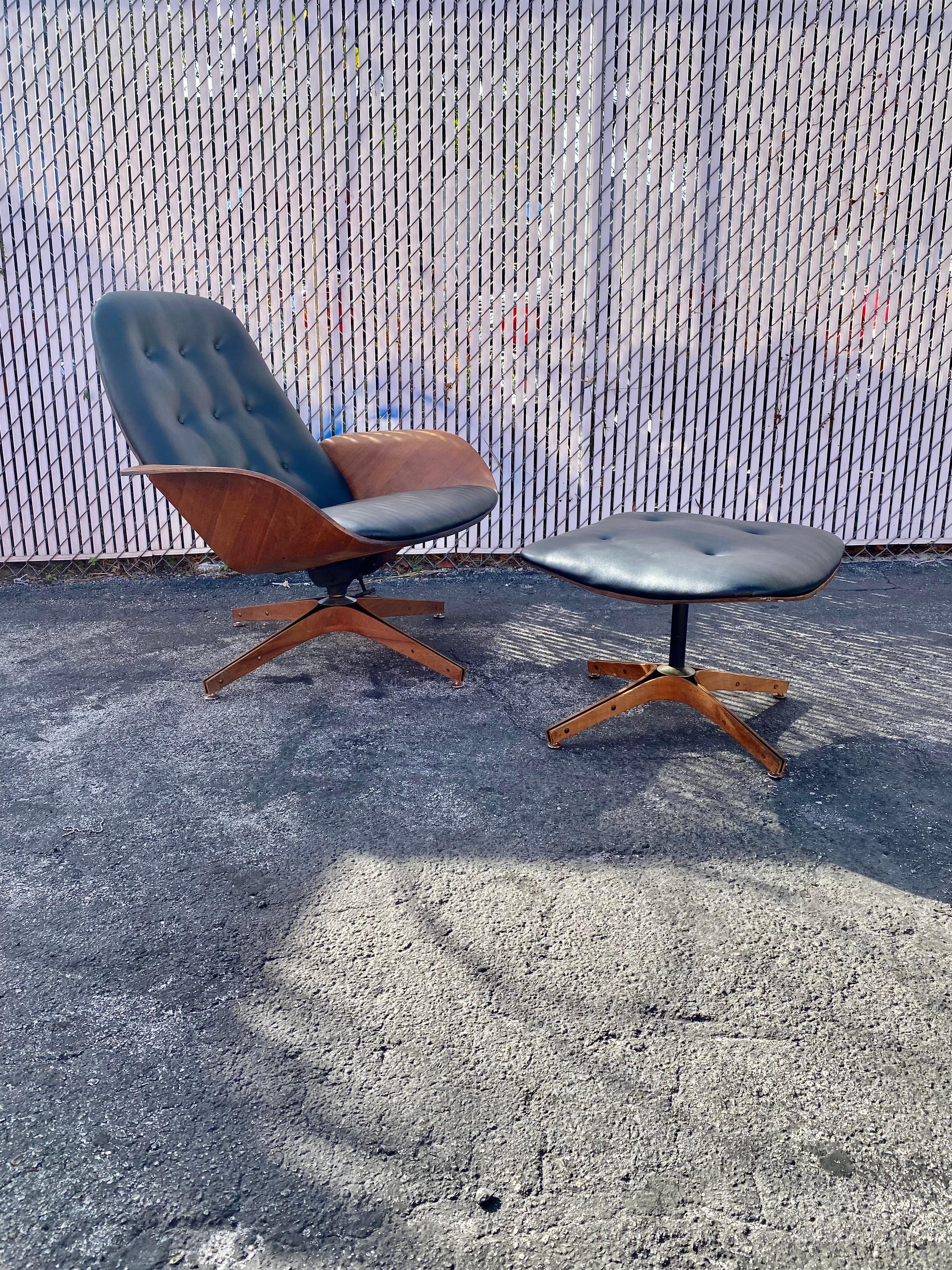 1960s Plycraft Walnut Swivel Chair and Ottoman, Set of 2 In Good Condition For Sale In Fort Lauderdale, FL