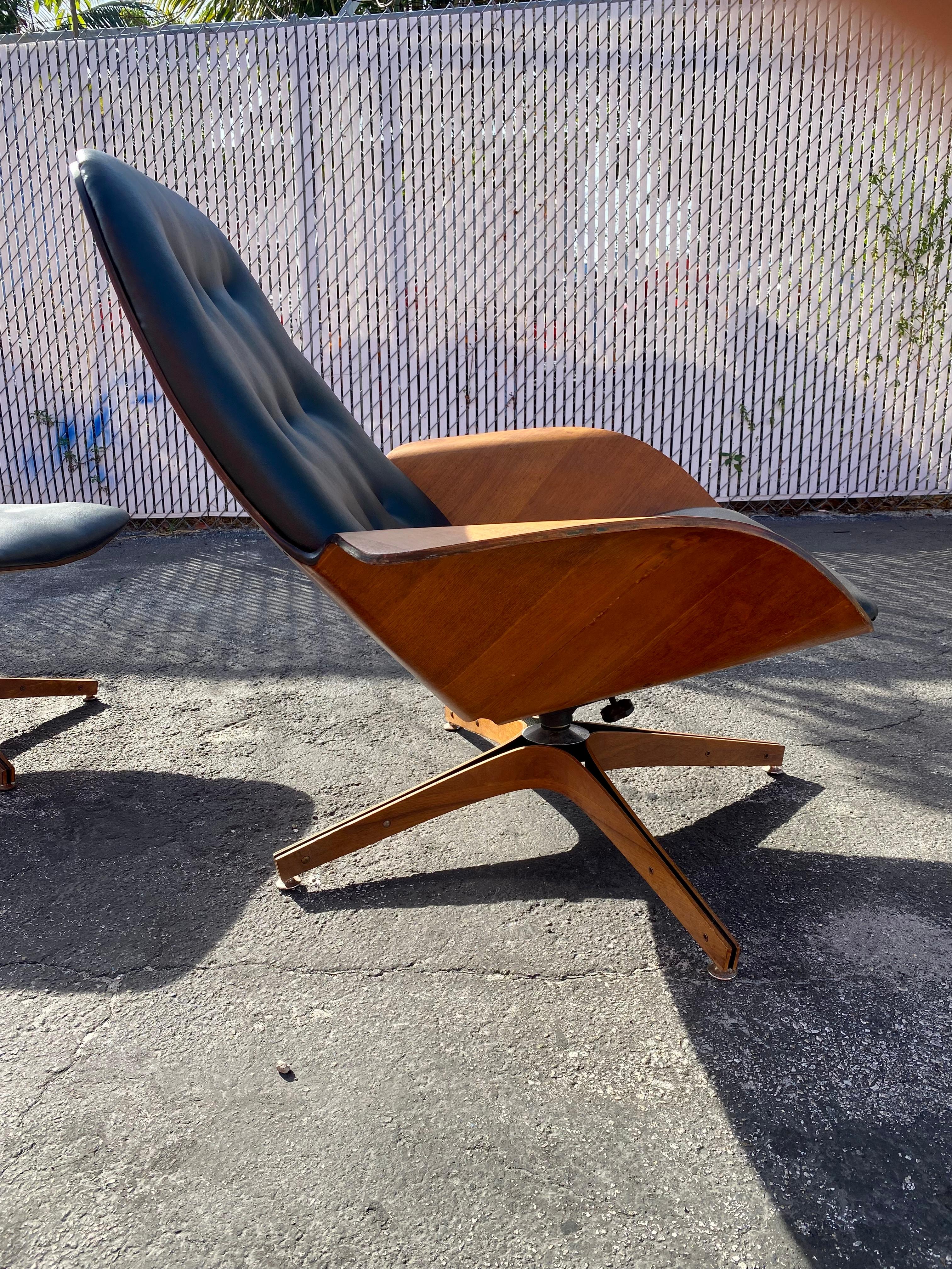 Imitation cuir Chaise pivotante et pouf en noyer des années 1960 Plycraft, ensemble de 2 en vente