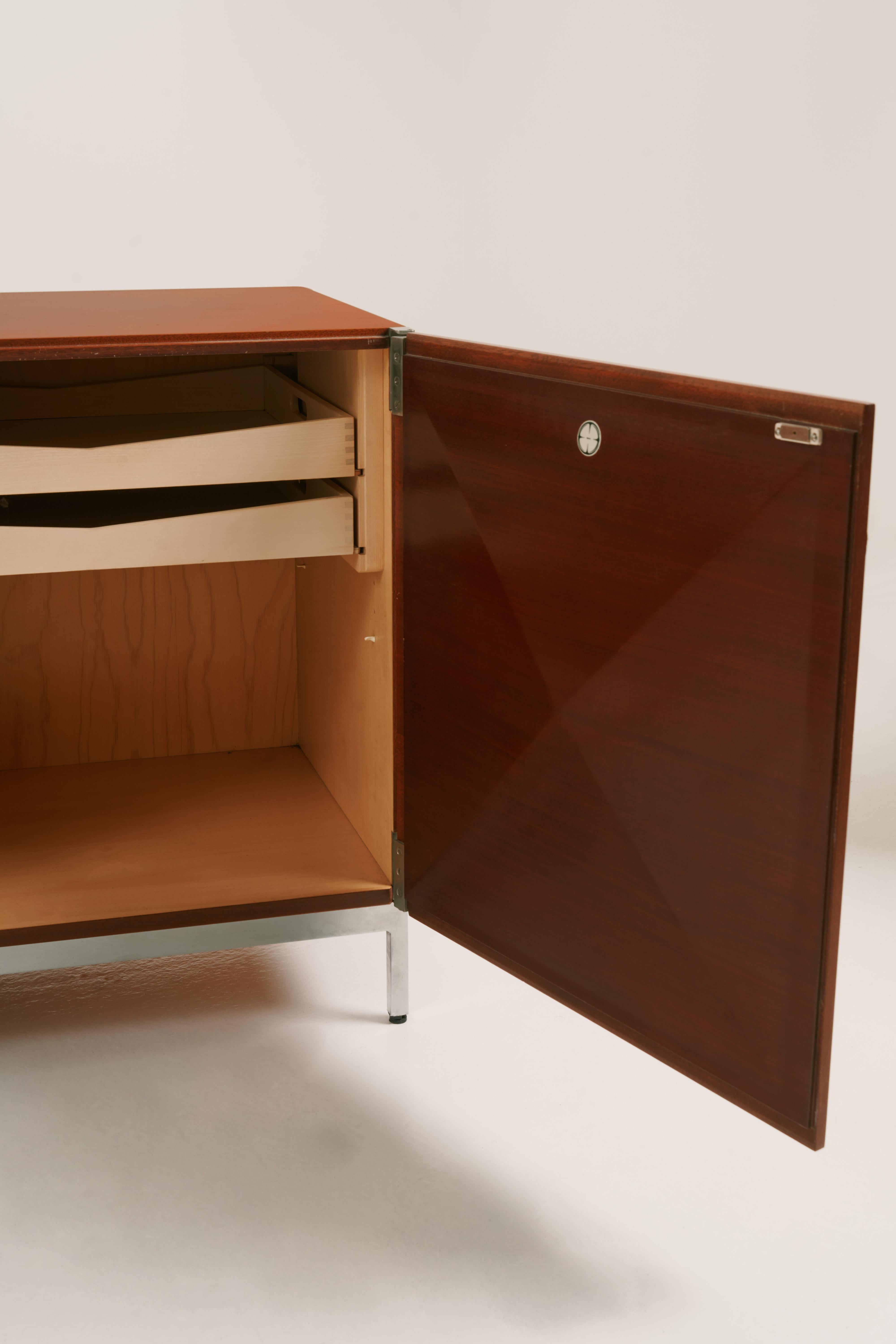 1960er Jahre „Pointes de Diamant“ 1307 Sideboard aus der Serie Philippon & Lecoq (Minimalistisch) im Angebot