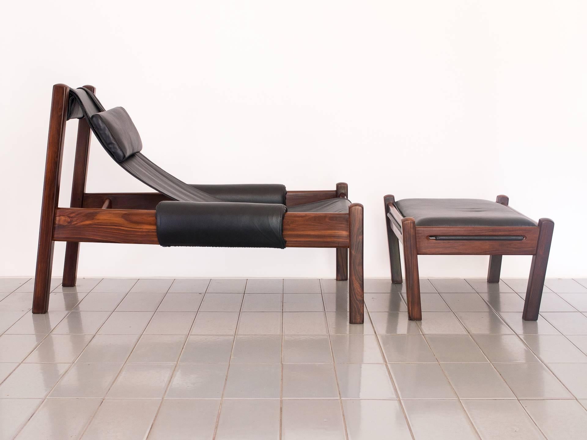Rosewood and leather lounge chair, with ottoman and headrest. Designed by Hélvio Polito, Roberto de Hollanda, Jerônimo Filho and Carlos Pontual, this chair was acclaimed with the IAB/PE grand jury prize in 1969.

     
