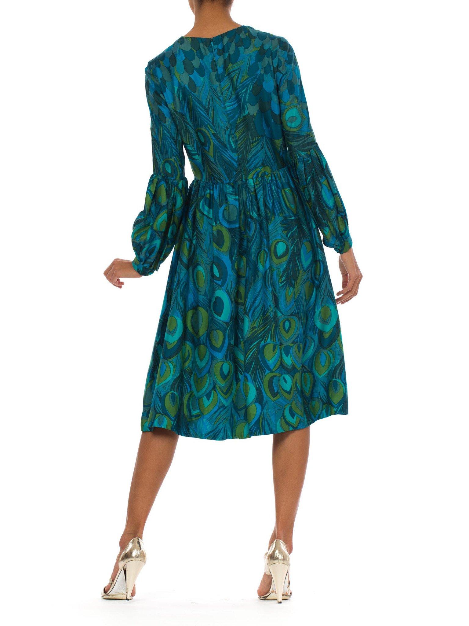 1960S Teal & Green Silk Twill Hand Printed Peacock Feather Print Long Sleeve Dr. In condizioni buone in vendita a New York, NY