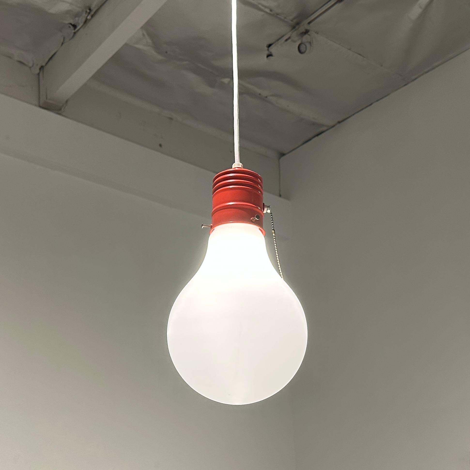 Lampada a sospensione a lampadina oversize Pop Art del 1960

Lampada a sospensione unica nel suo genere, a forma di lampadina sovradimensionata, realizzata in vetro soffiato e calotta metallica con finitura verniciata smaltata rossa. 

Misura circa