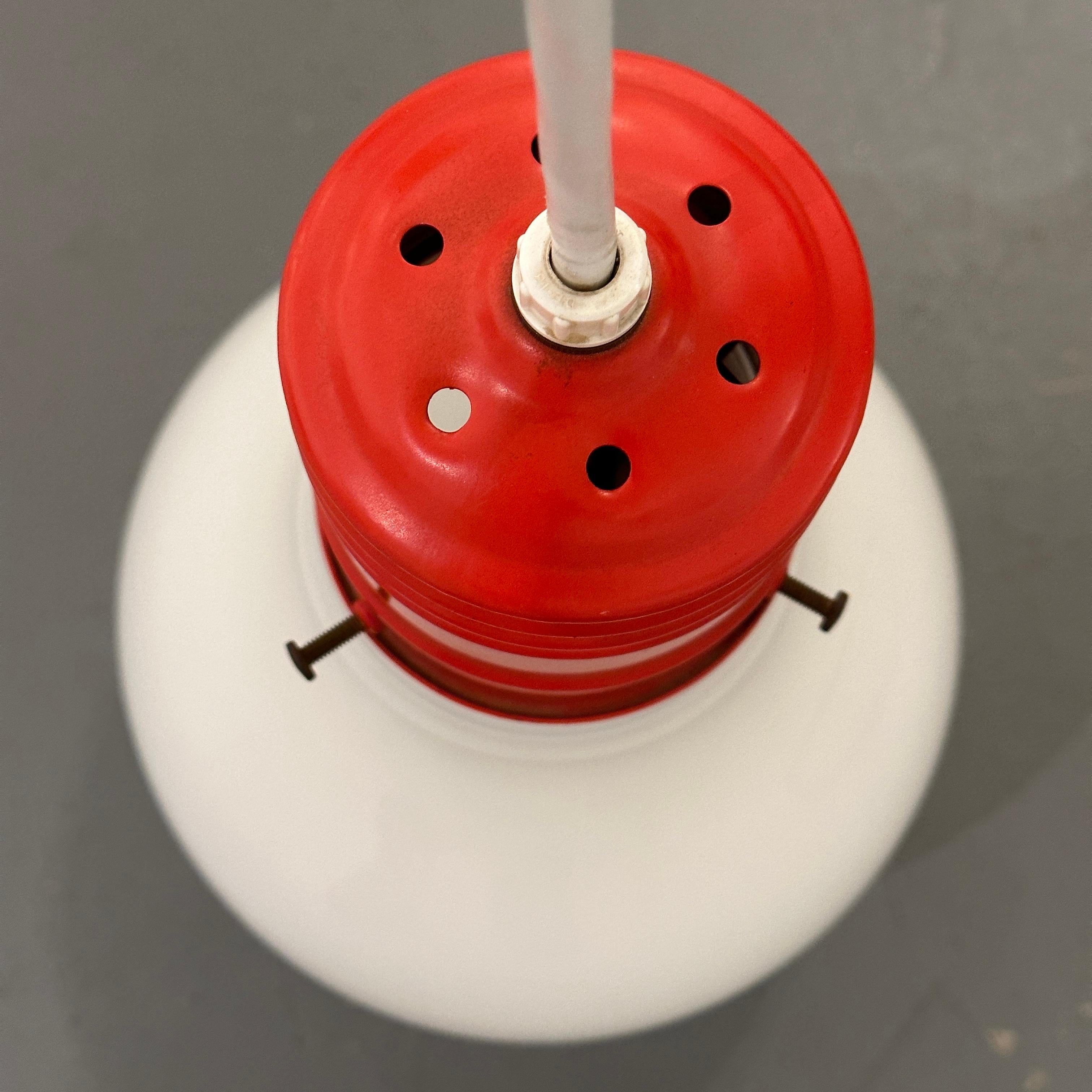 Metà XX secolo Lampada a sospensione a lampadina oversize Pop Art del 1960 in vendita