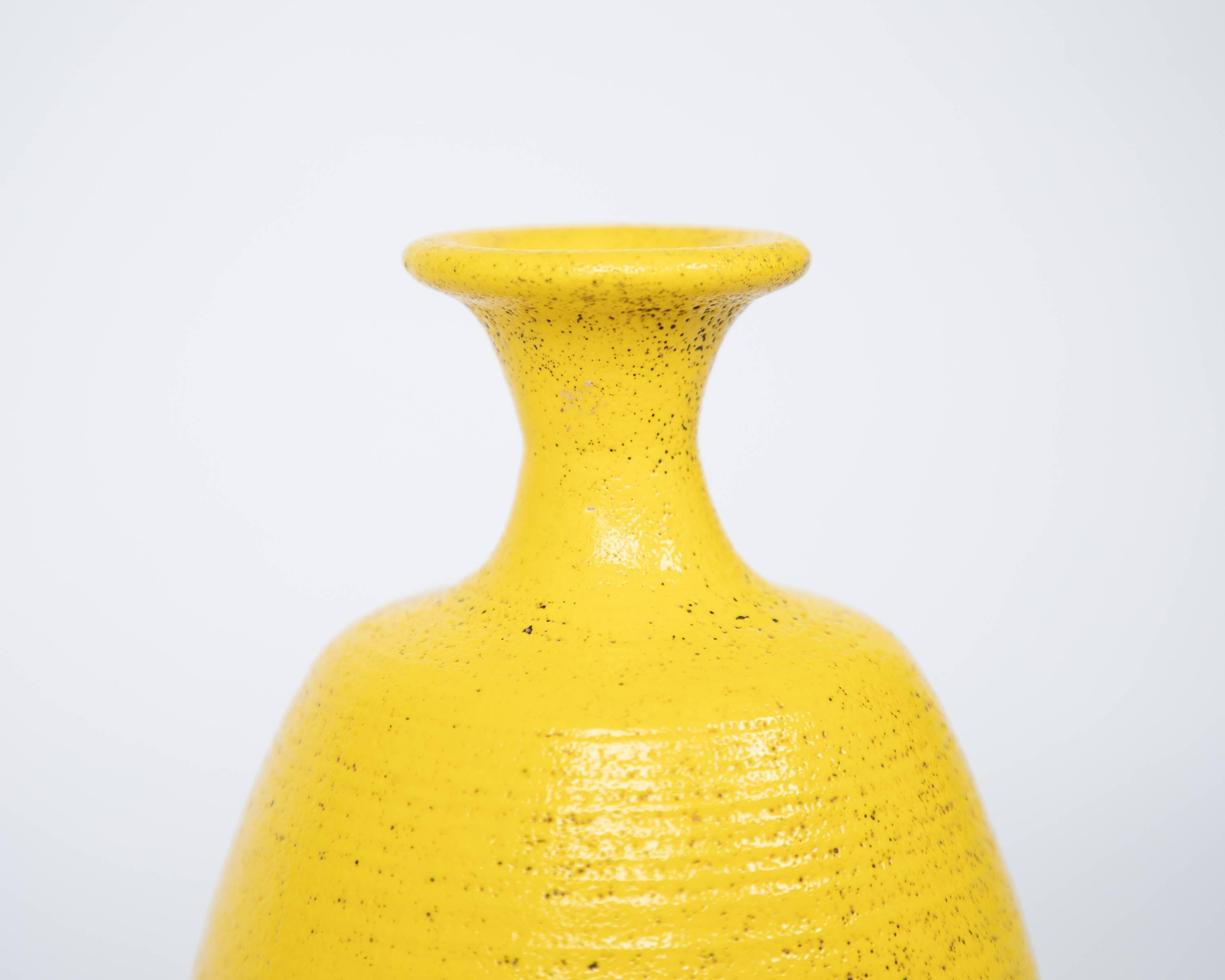 Gelbe Keramikvase aus den 1960er Jahren im Pop-Art-Stil (Moderne der Mitte des Jahrhunderts) im Angebot