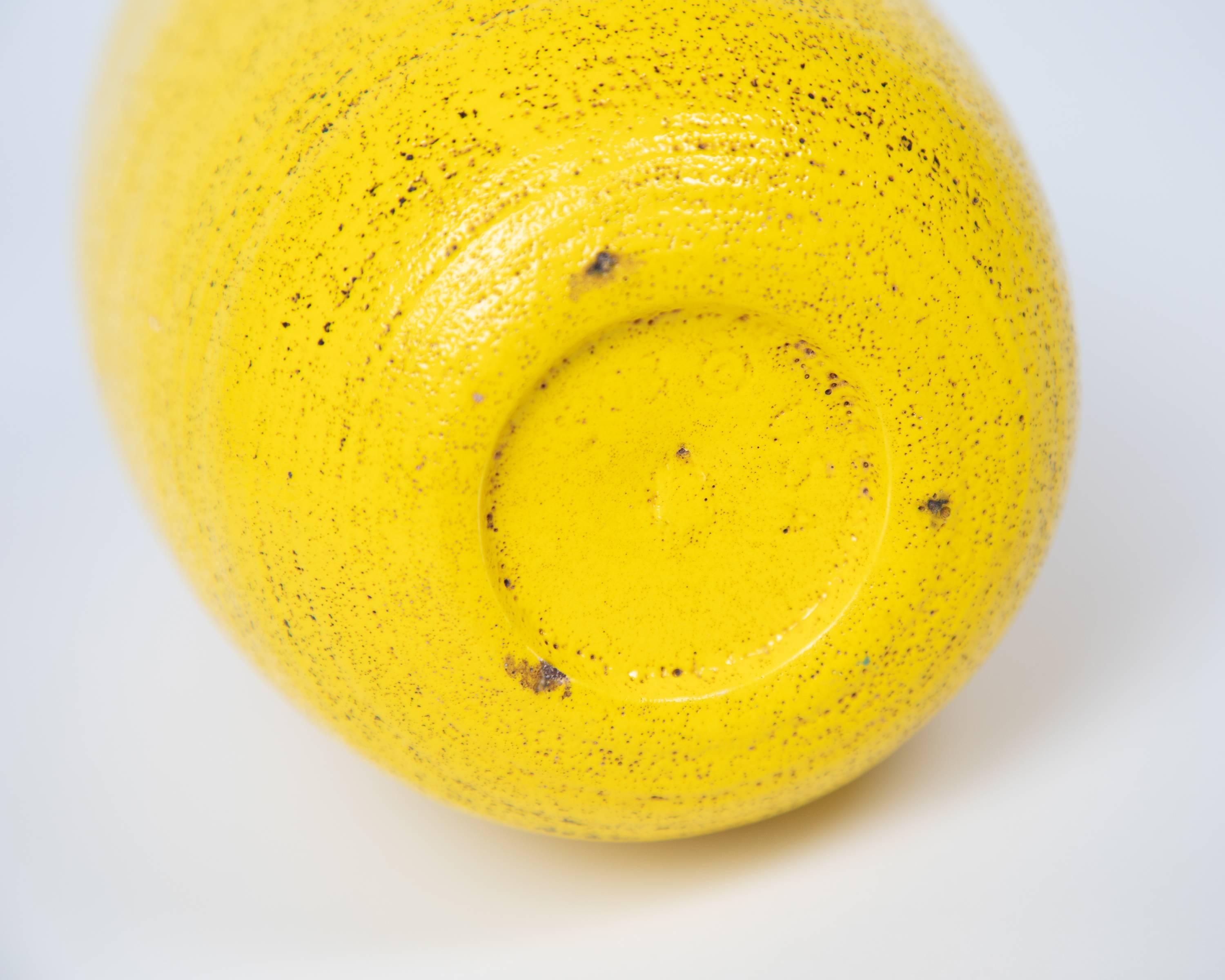 Gelbe Keramikvase aus den 1960er Jahren im Pop-Art-Stil (amerikanisch) im Angebot