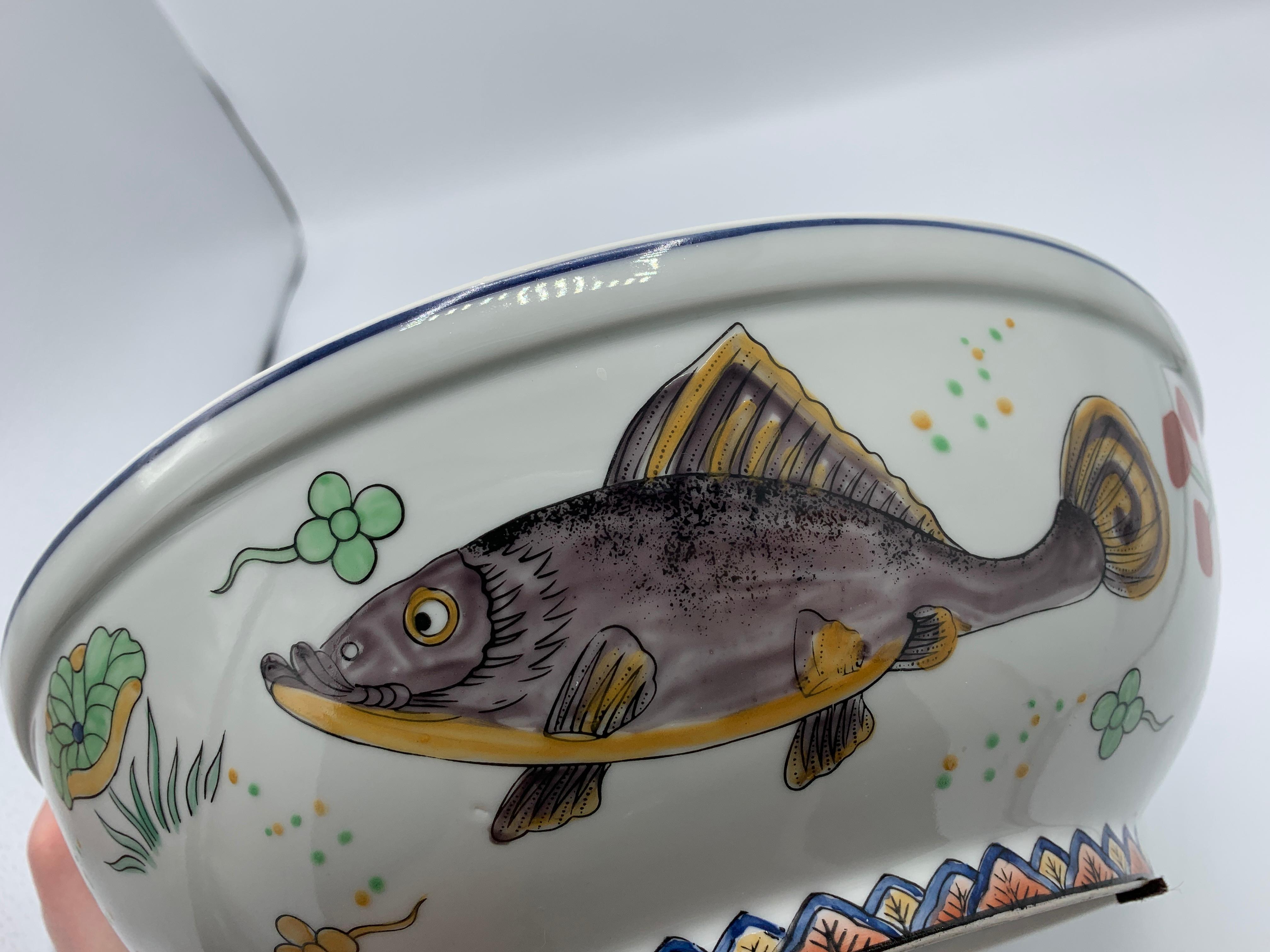 1960s Porcelain Lidded Bowl with Chinoiserie Fish Motif For Sale 5
