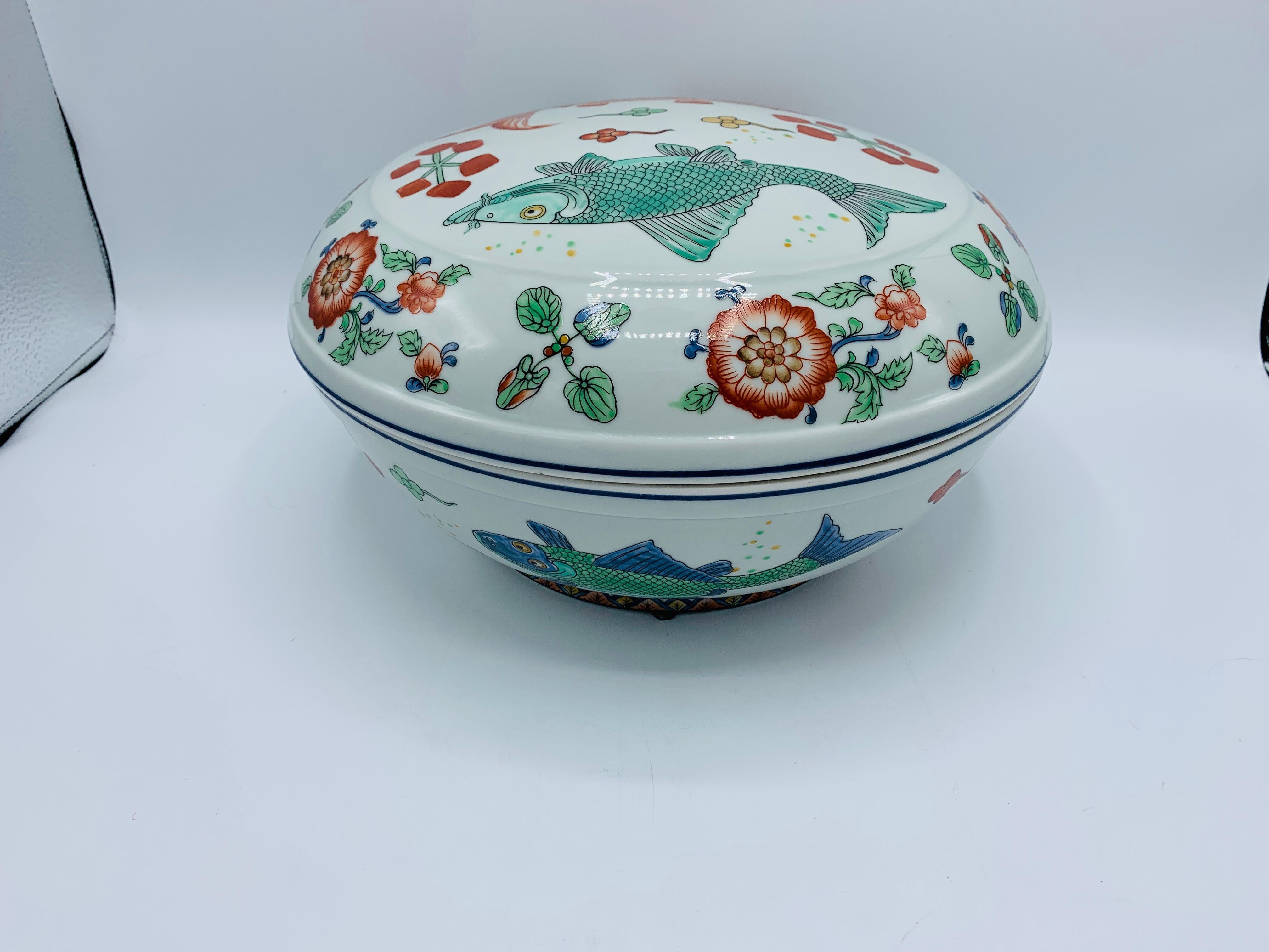 Hand-Painted 1960s Porcelain Lidded Bowl with Chinoiserie Fish Motif For Sale