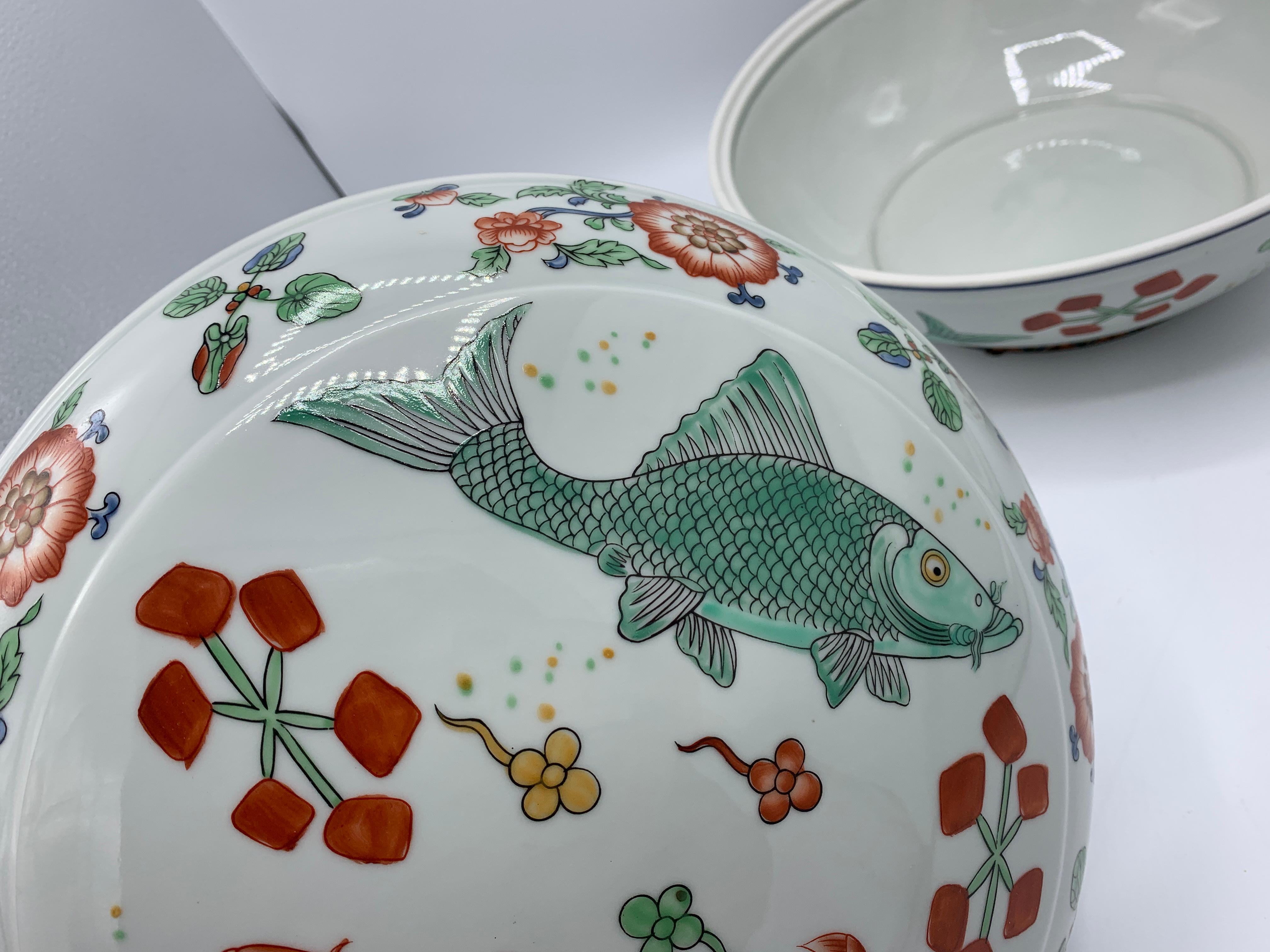 1960s Porcelain Lidded Bowl with Chinoiserie Fish Motif For Sale 1