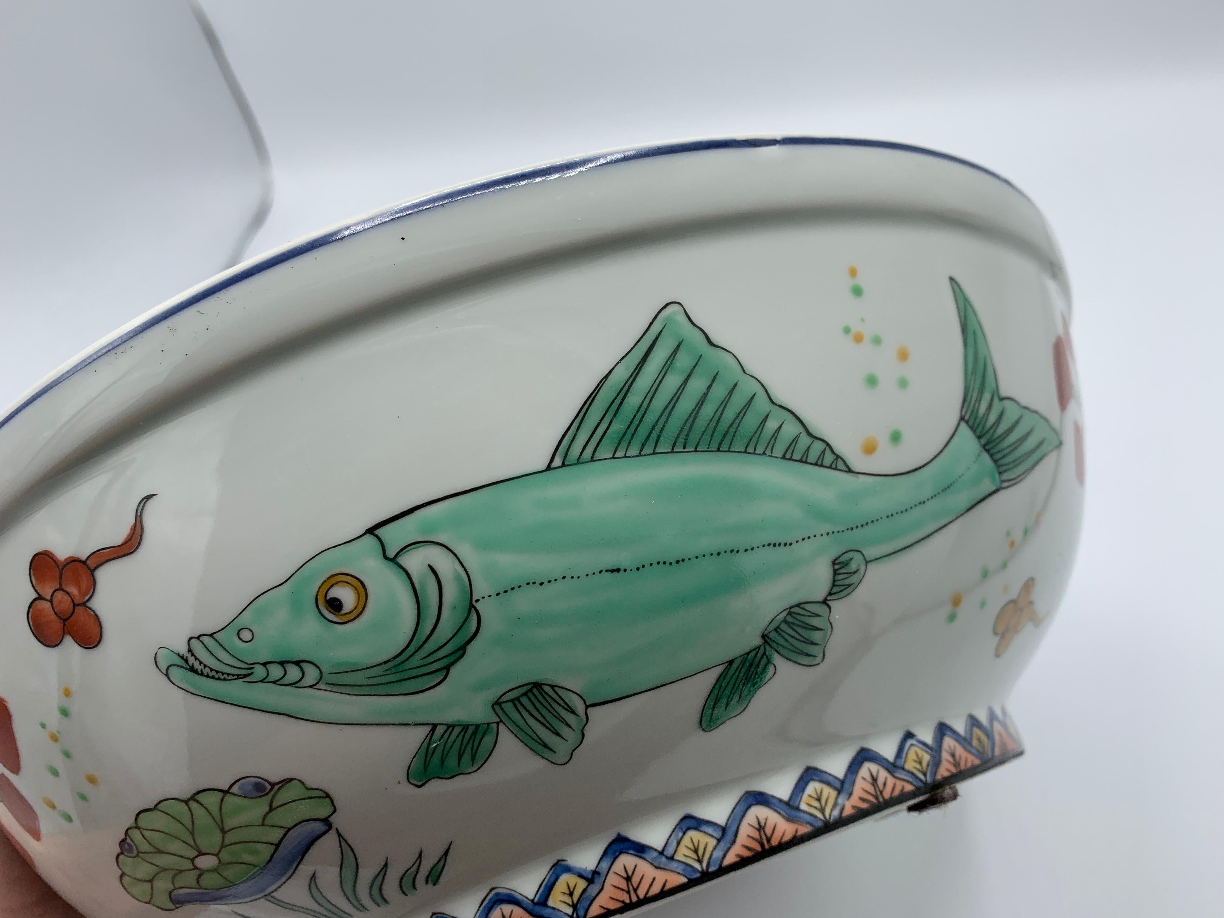 1960s Porcelain Lidded Bowl with Chinoiserie Fish Motif For Sale 4