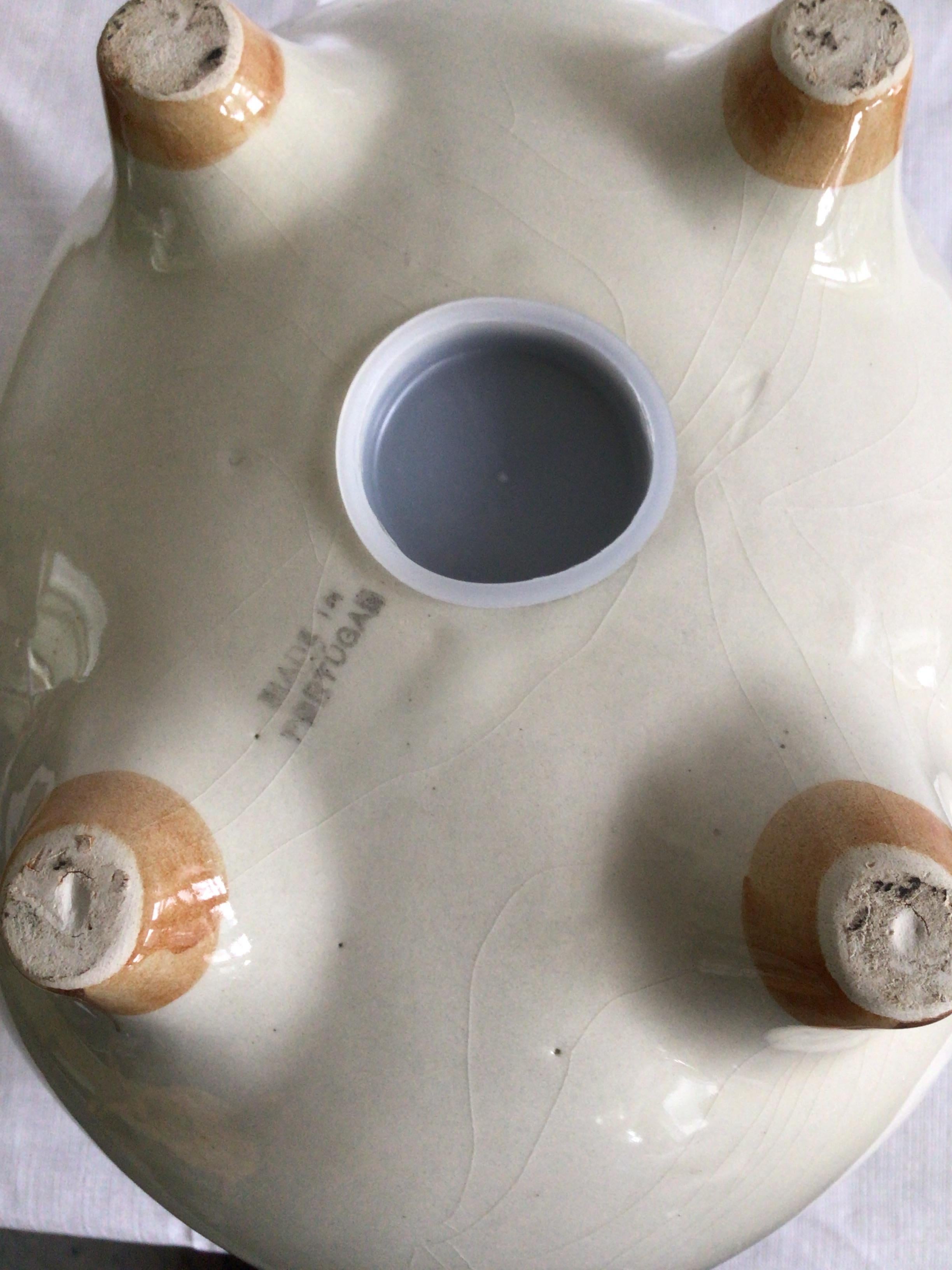 Tirelire portugaise peinte en céramique émaillée des années 1960 en vente 3