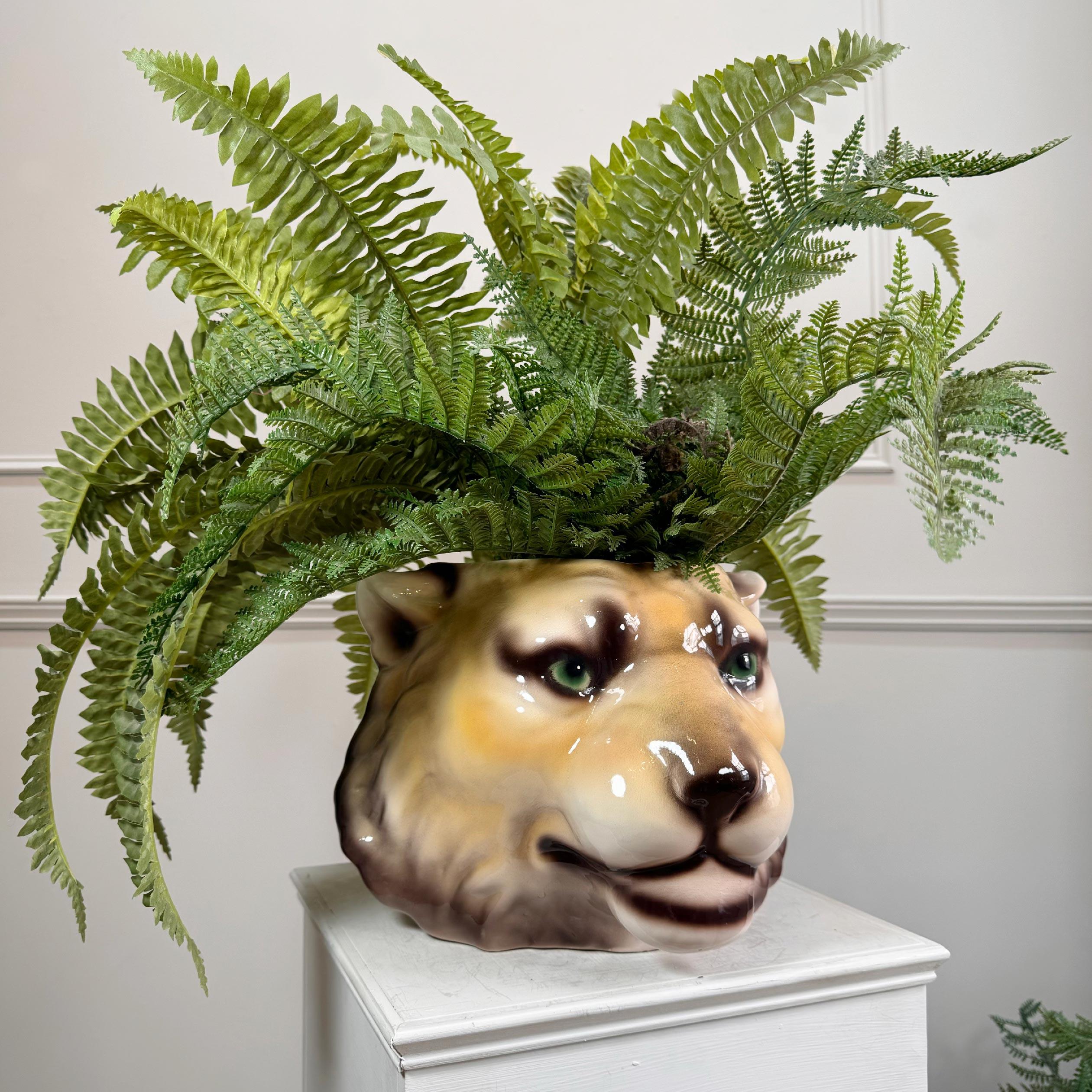 Vintage ceramic Lion head planter, circa 1960s
Fabulous statement planter fully stamped with makers name/mark Alcobaca, Portugal

Great condition, inner very clean

Some small scuffs to the right ear/mane and a hairline in the glaze at the back, see