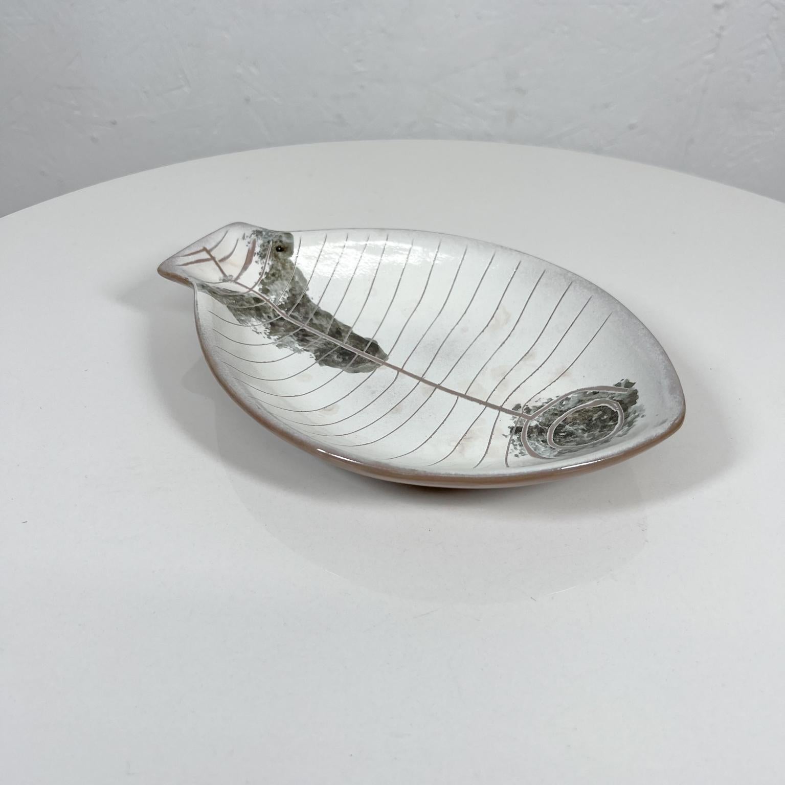 Mid-20th Century 1960s Lagardo Tackett Fish Plate Glazed Art Pottery Kenji Fujita California For Sale